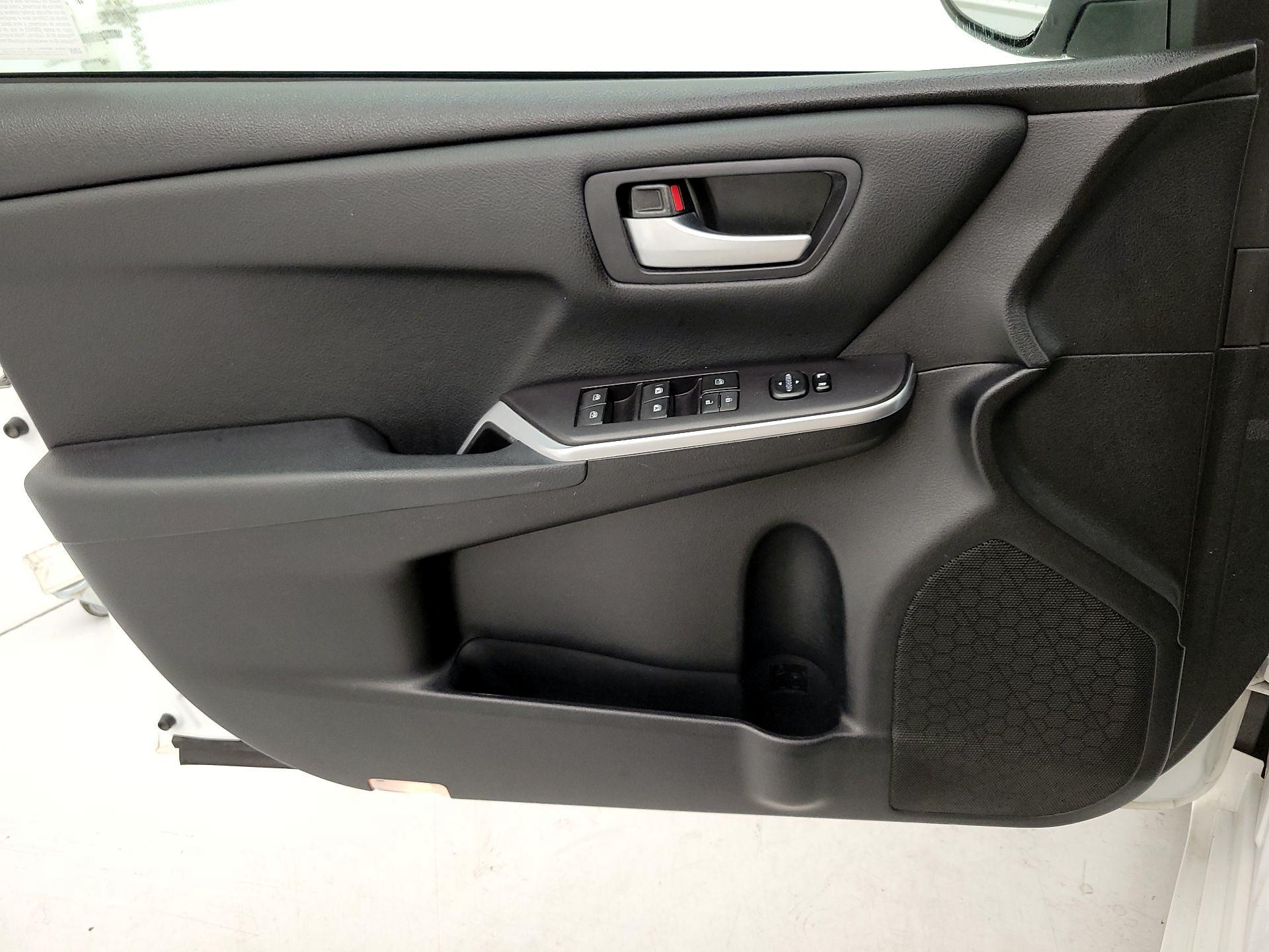 Thumbnail: 2015 Toyota Camry - 12