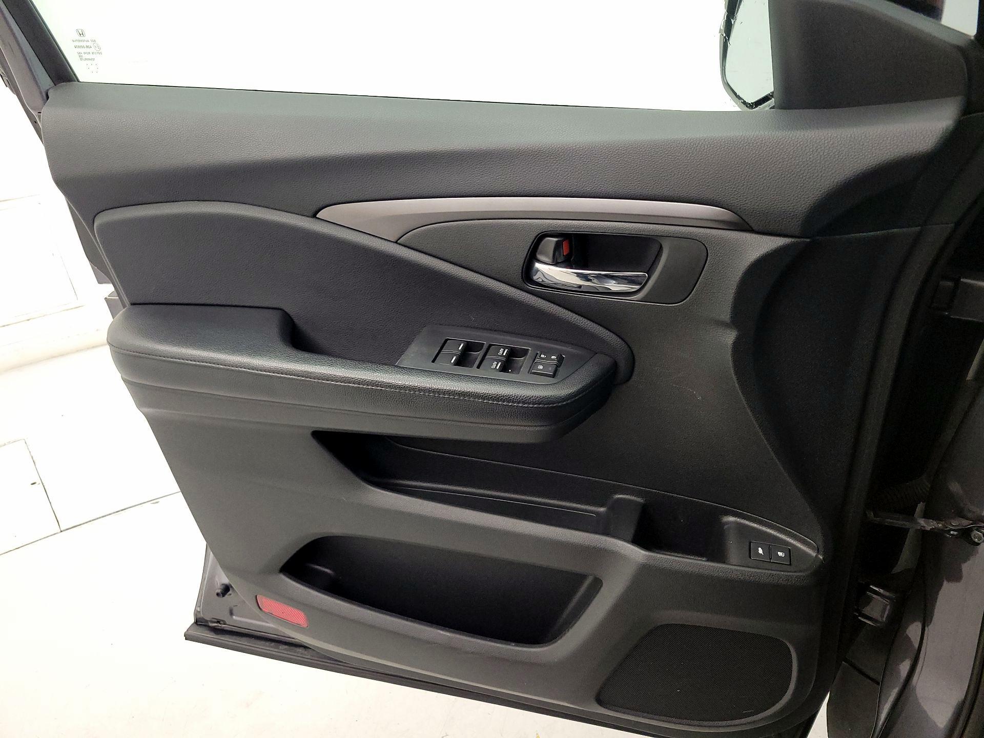 Thumbnail: 2017 Honda Pilot - 12