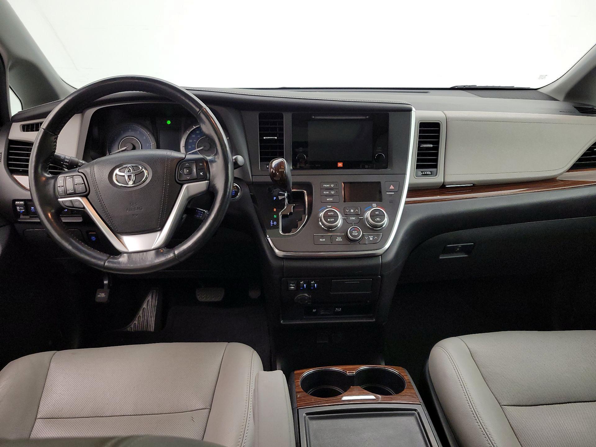 Thumbnail: 2017 Toyota Sienna - 9