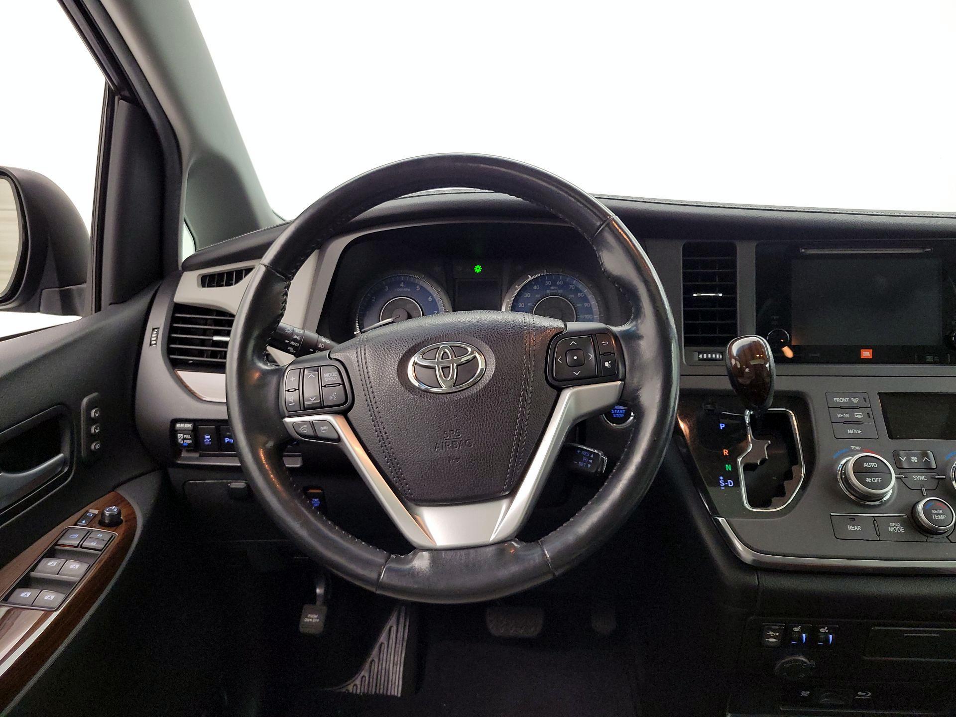 Thumbnail: 2017 Toyota Sienna - 10