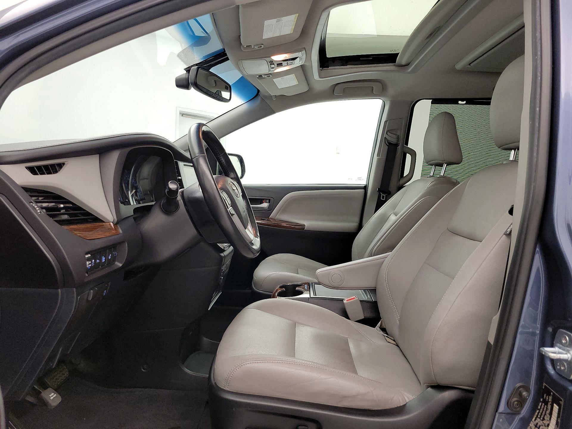 Thumbnail: 2017 Toyota Sienna - 11