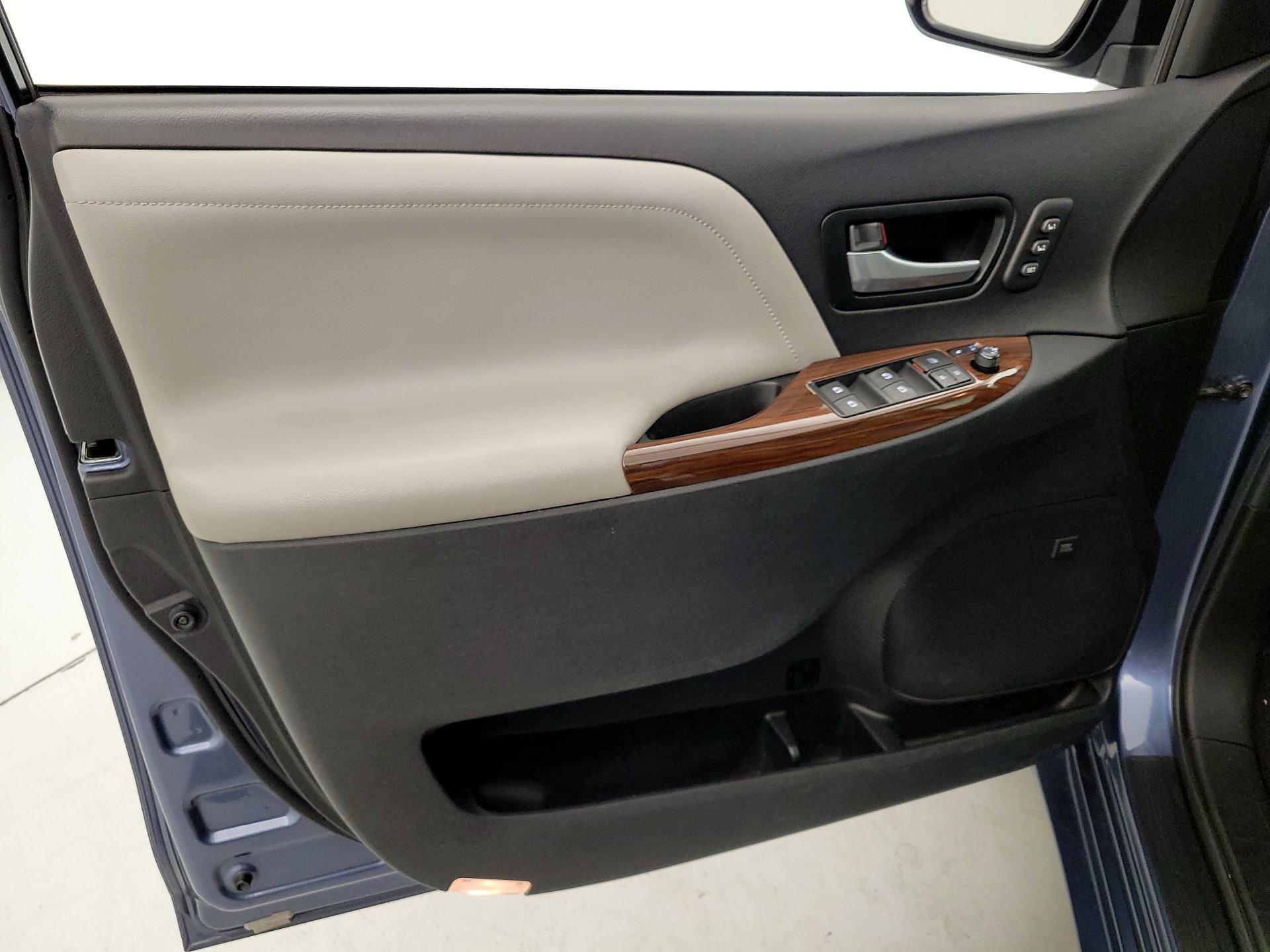 Thumbnail: 2017 Toyota Sienna - 12