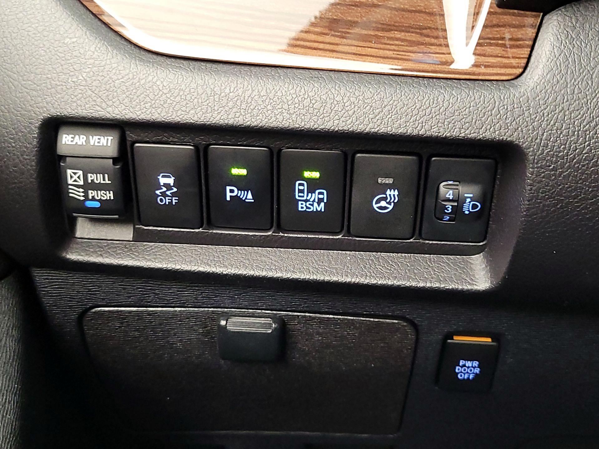 Thumbnail: 2017 Toyota Sienna - 13