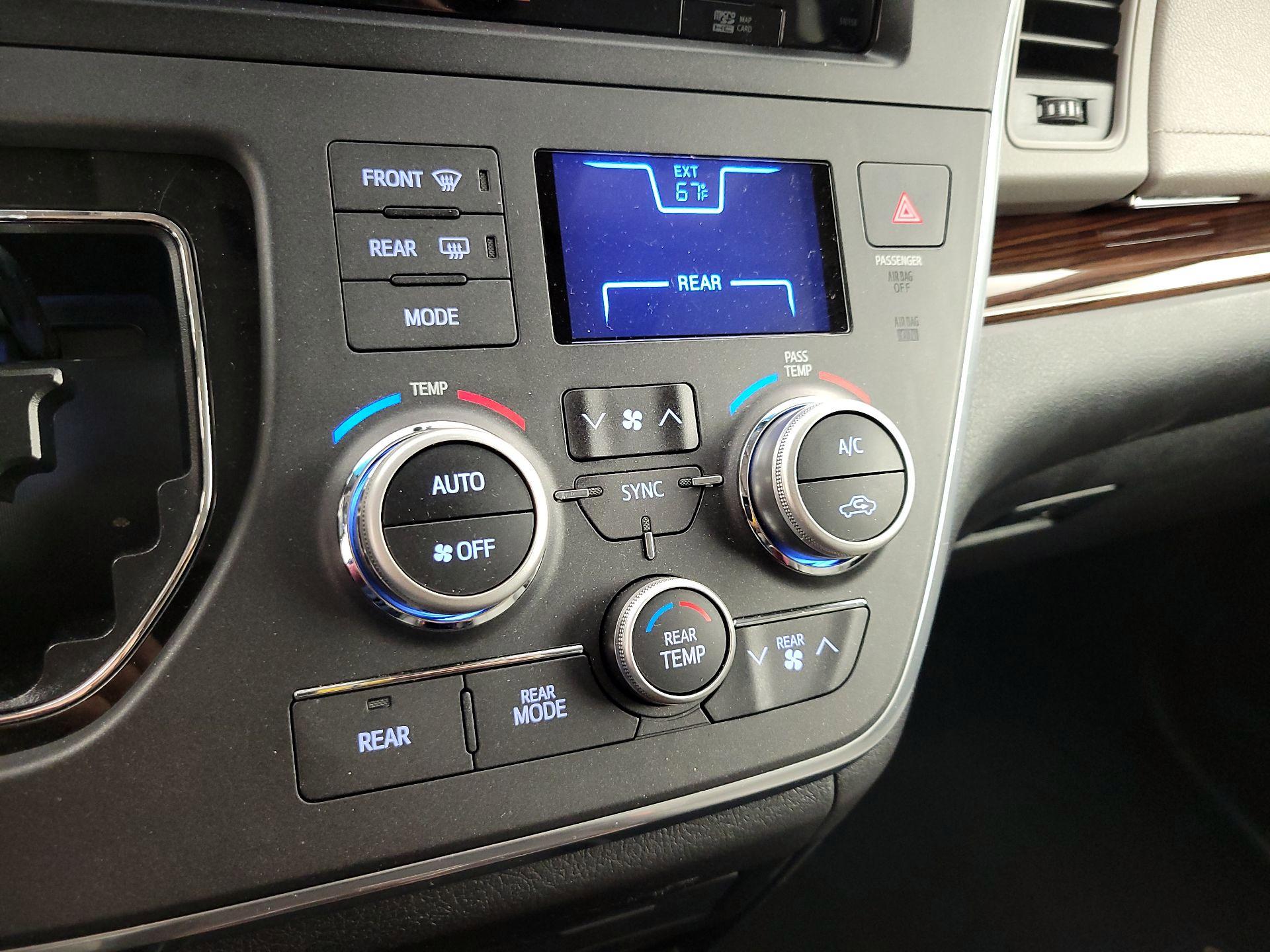 Thumbnail: 2017 Toyota Sienna - 17