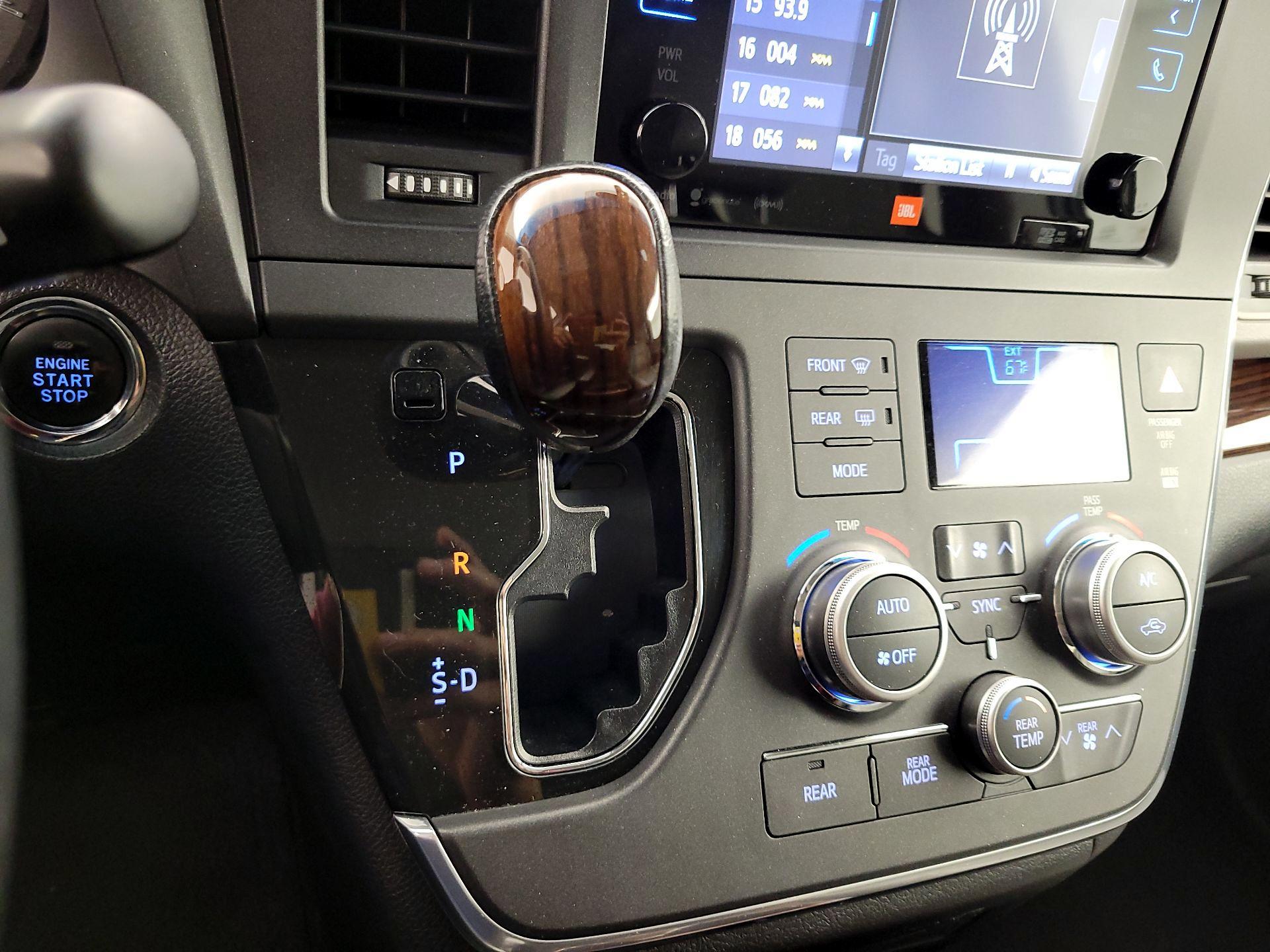 Thumbnail: 2017 Toyota Sienna - 18