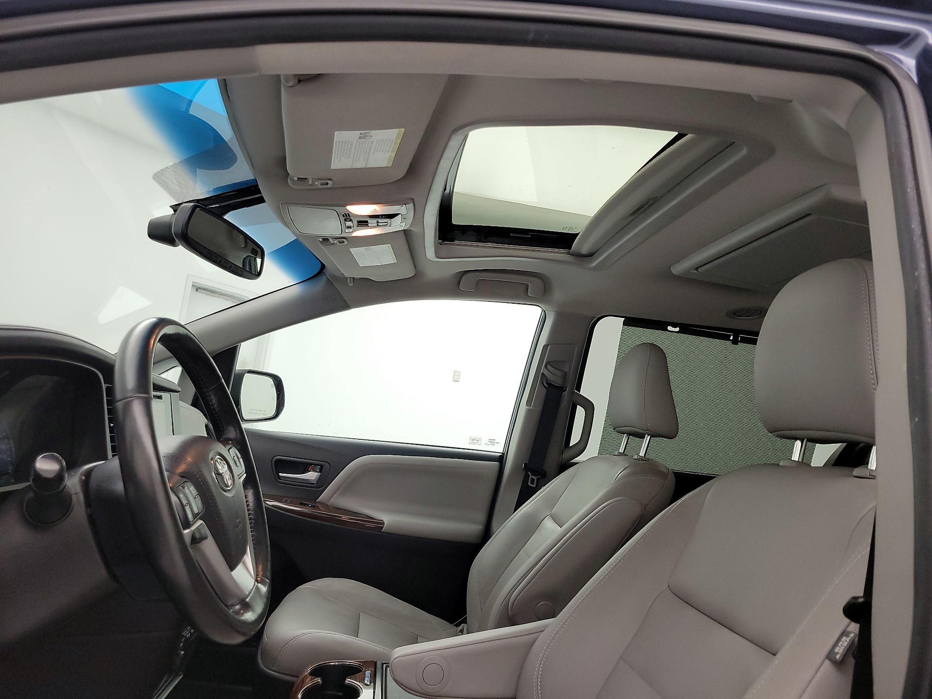 Thumbnail: 2017 Toyota Sienna - 20