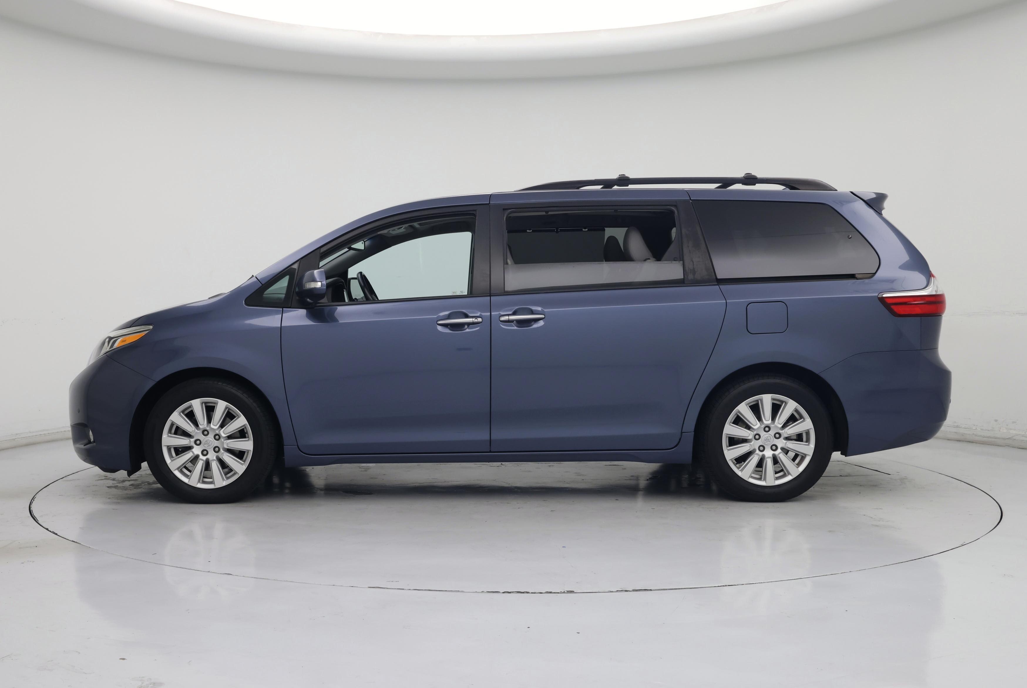 Thumbnail: 2017 Toyota Sienna - 3