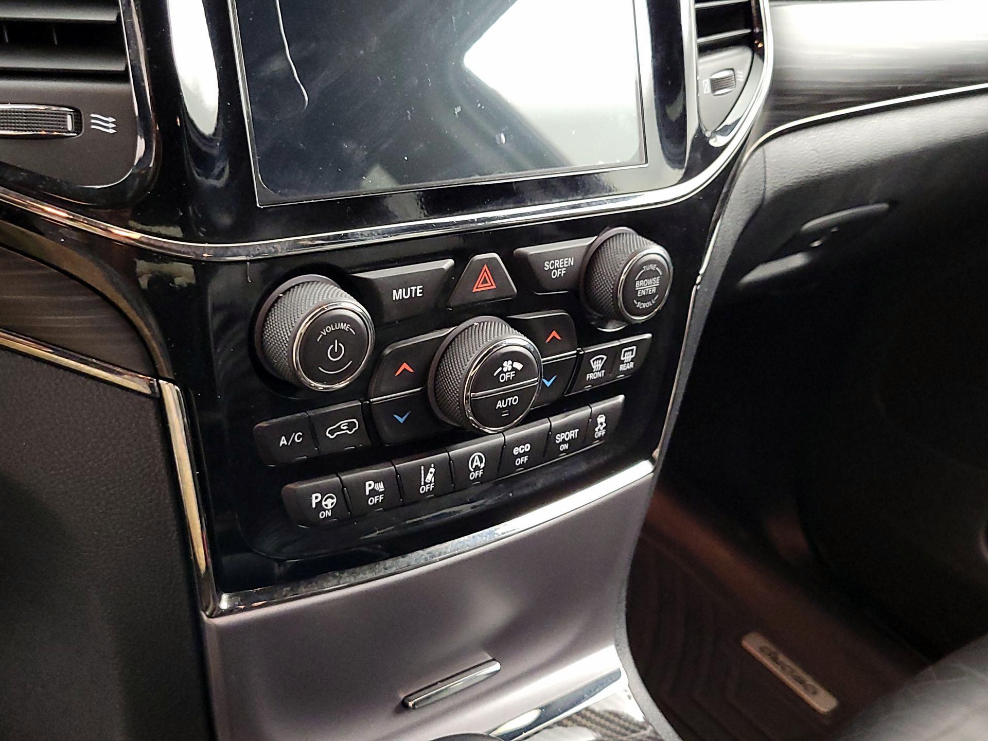 Thumbnail: 2020 Jeep Grand Cherokee - 17