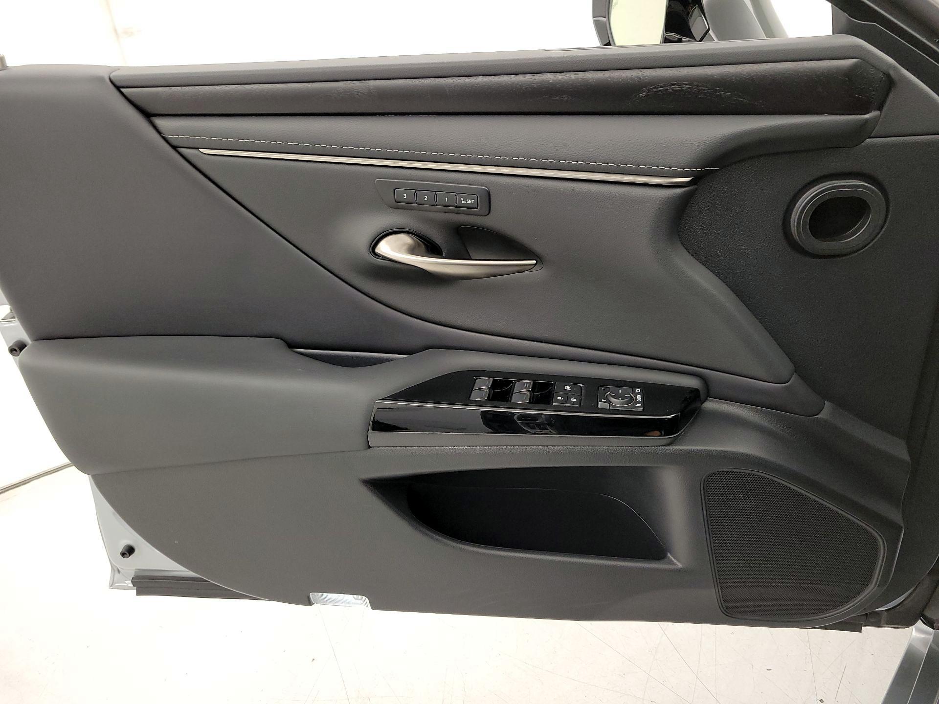 Thumbnail: 2022 Lexus ES - 12