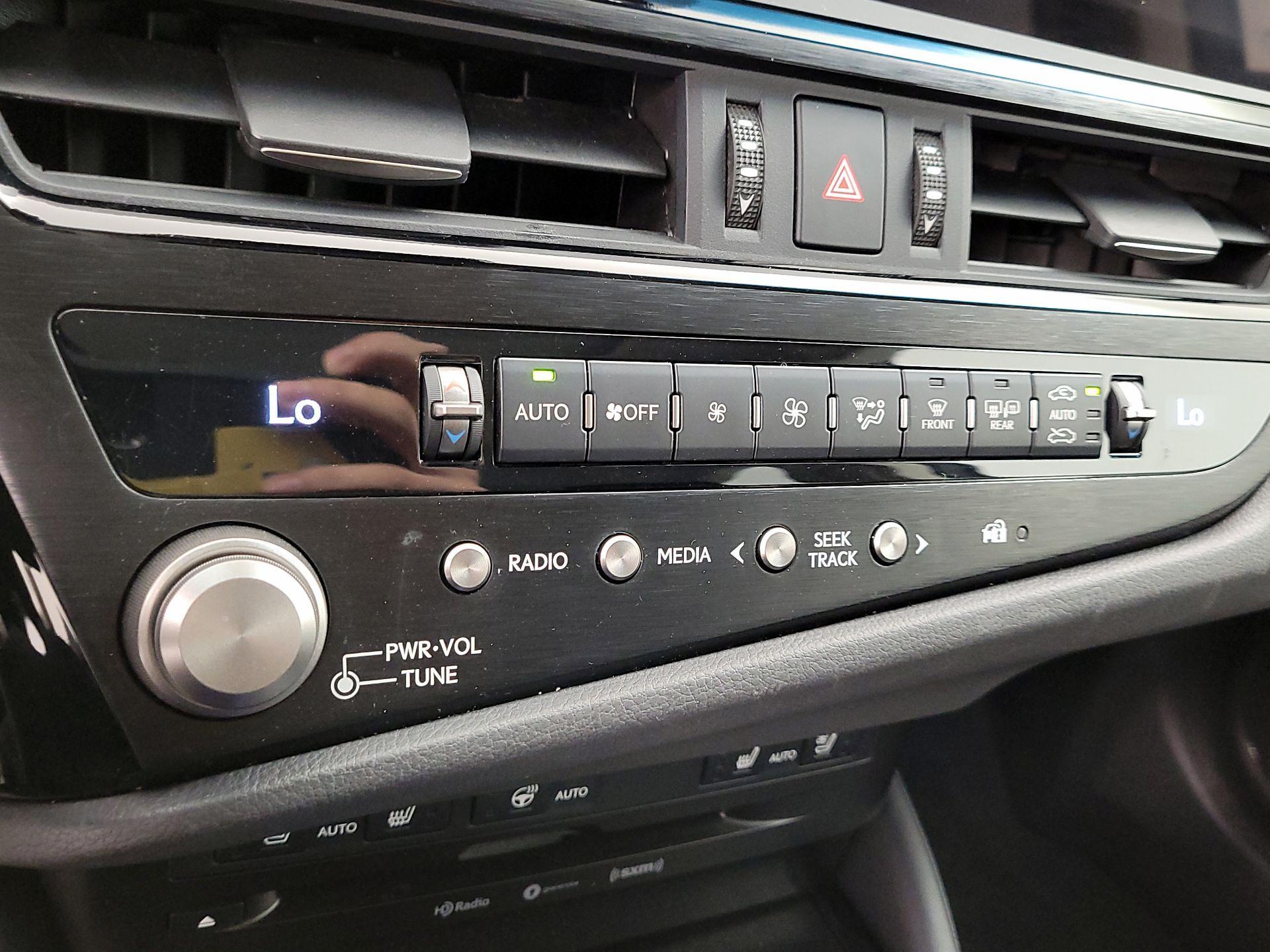 Thumbnail: 2022 Lexus ES - 16