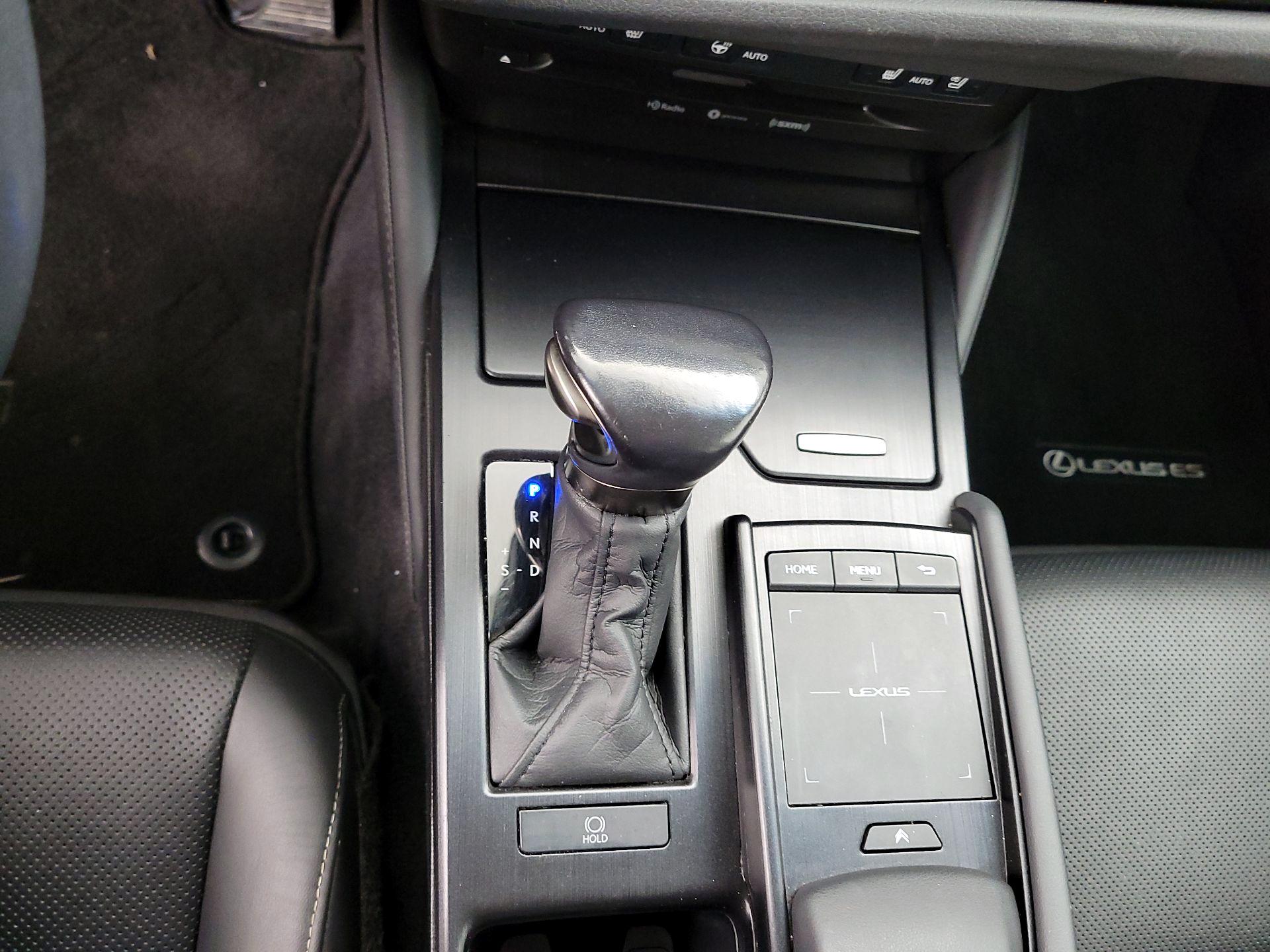 Thumbnail: 2022 Lexus ES - 17