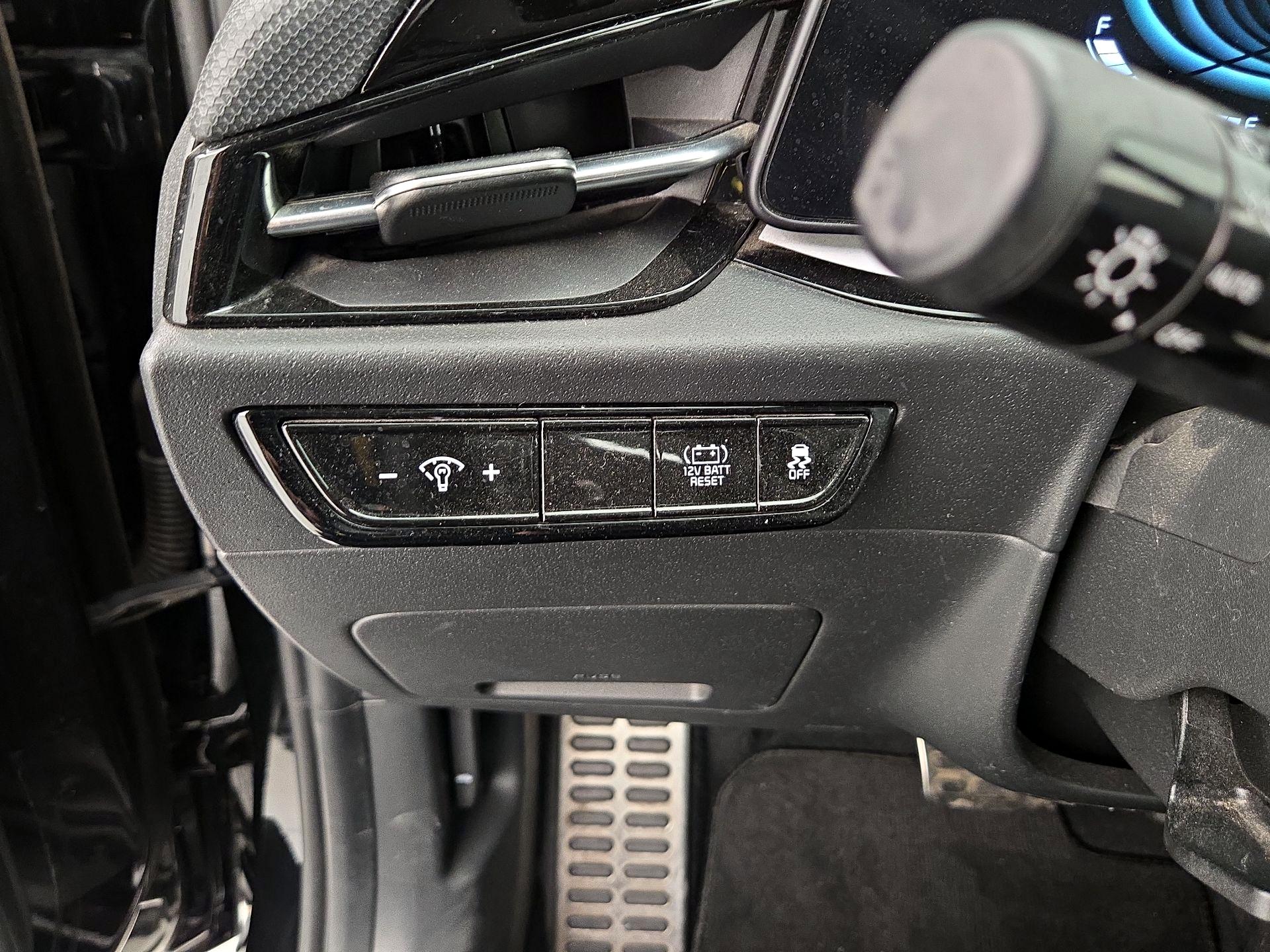 Thumbnail: 2023 Kia Niro - 13