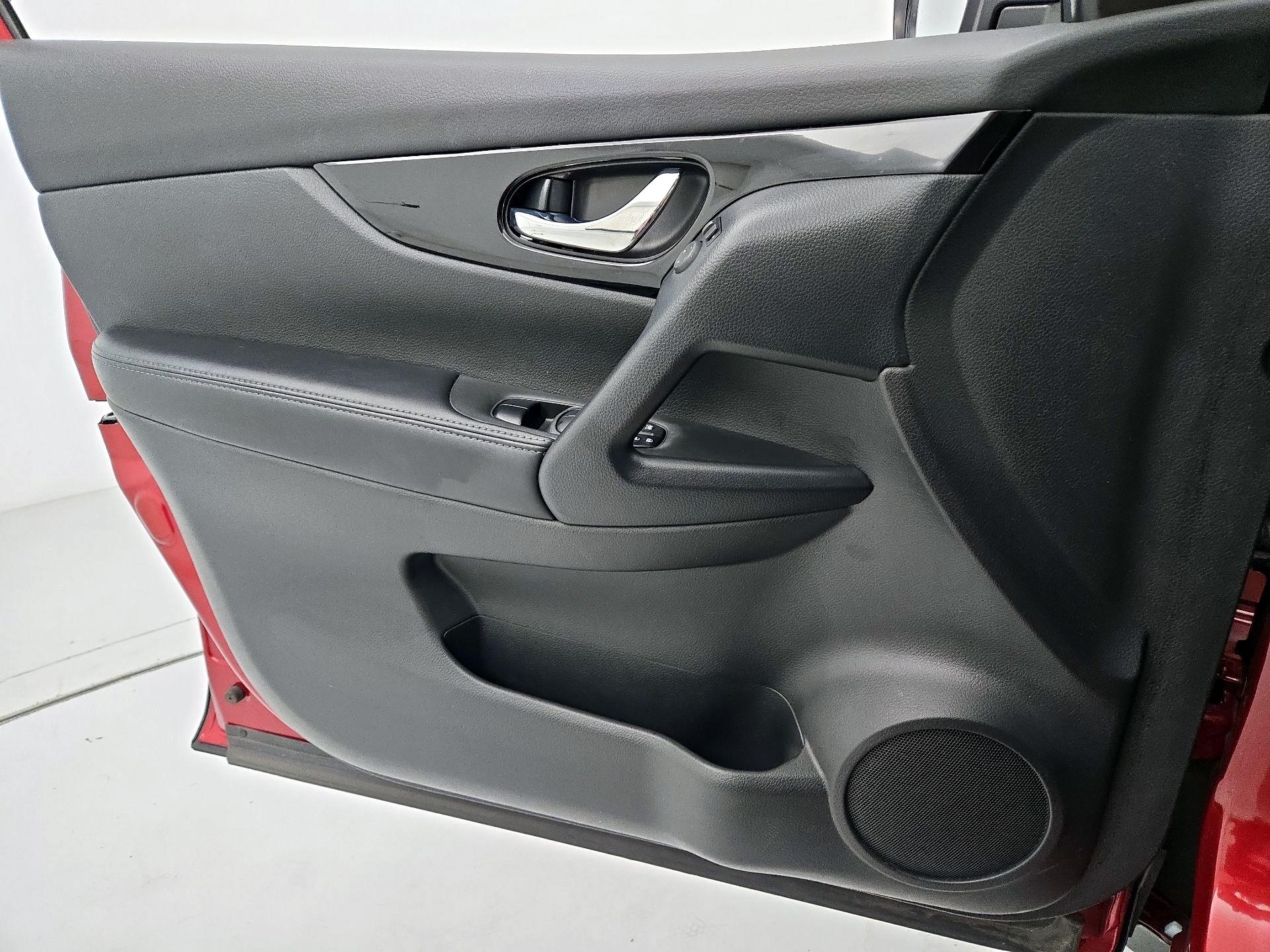 Thumbnail: 2022 Nissan Rogue Sport - 12