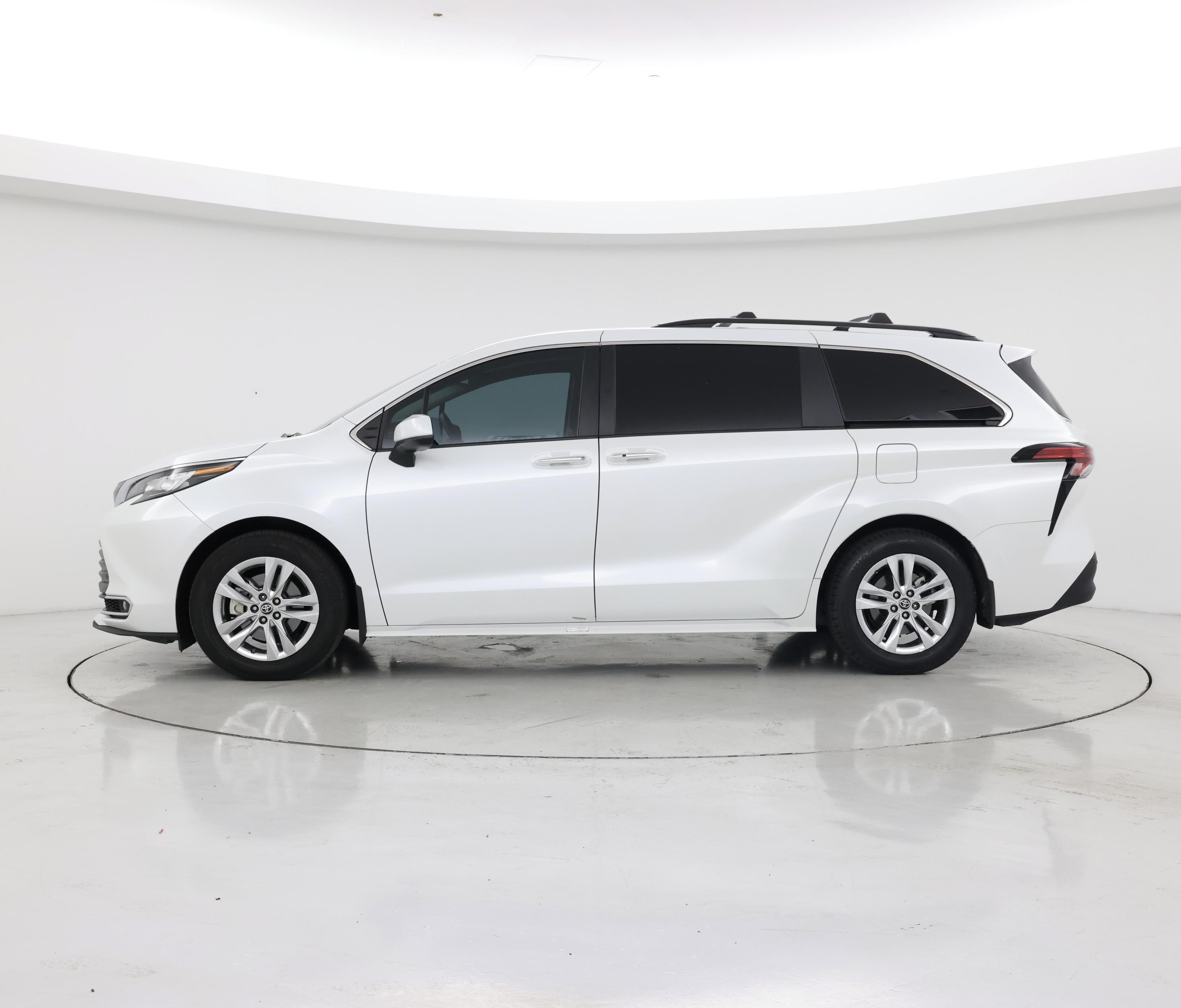 Thumbnail: 2022 Toyota Sienna - 3