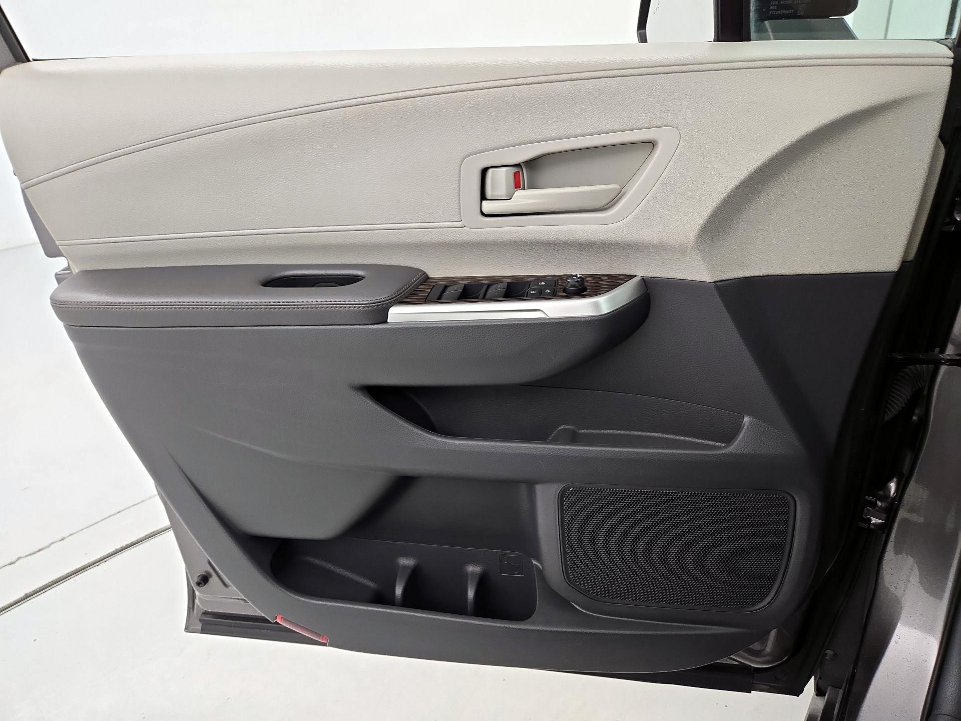 Thumbnail: 2022 Toyota Sienna - 12