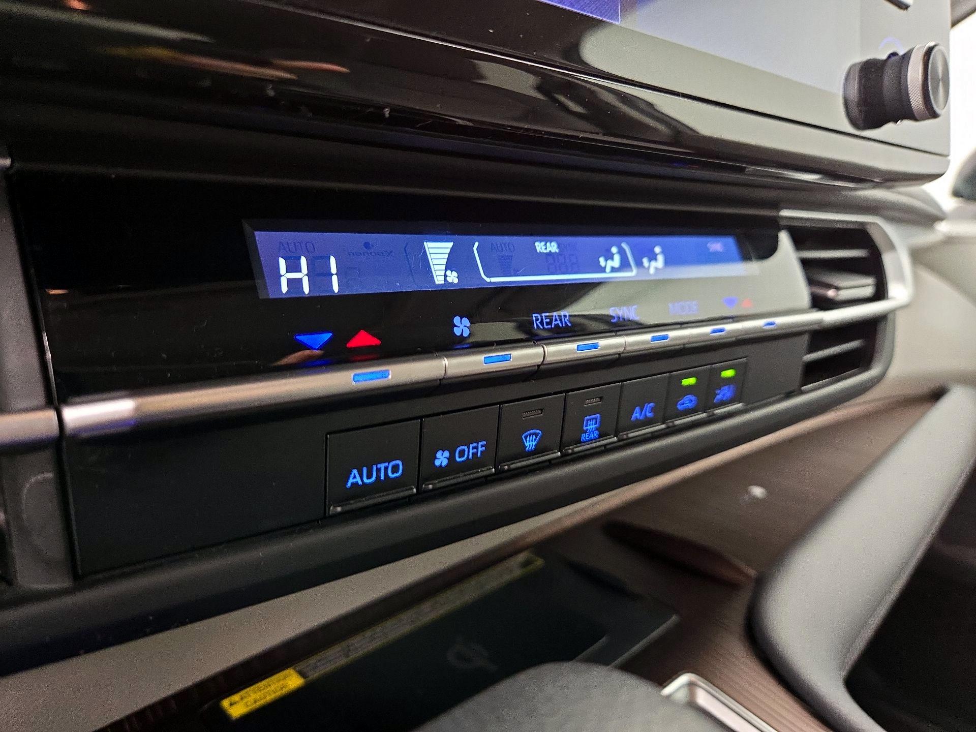 Thumbnail: 2022 Toyota Sienna - 16