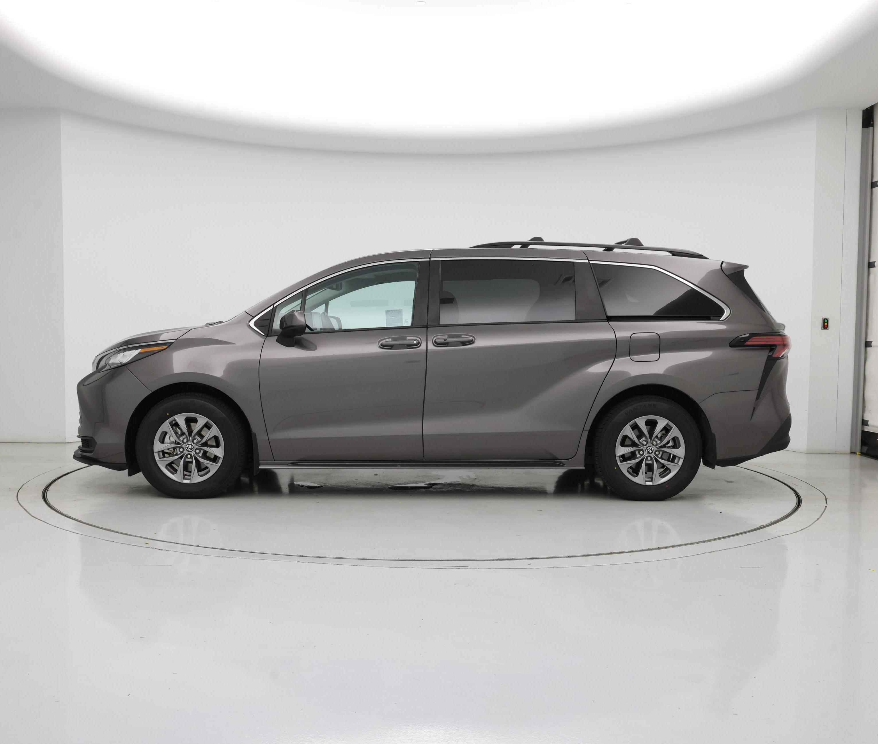Thumbnail: 2022 Toyota Sienna - 3