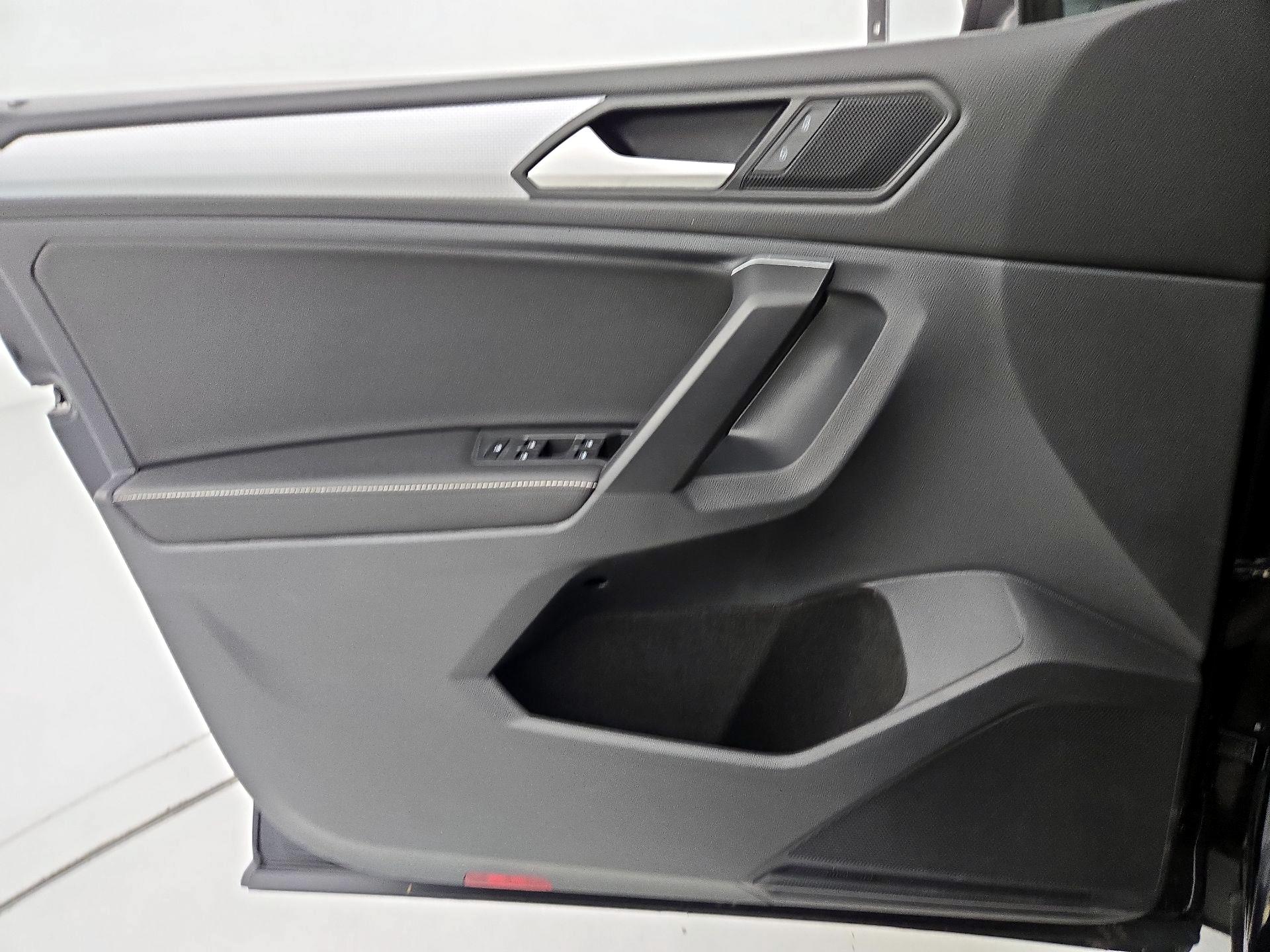 Thumbnail: 2023 Volkswagen Tiguan - 12