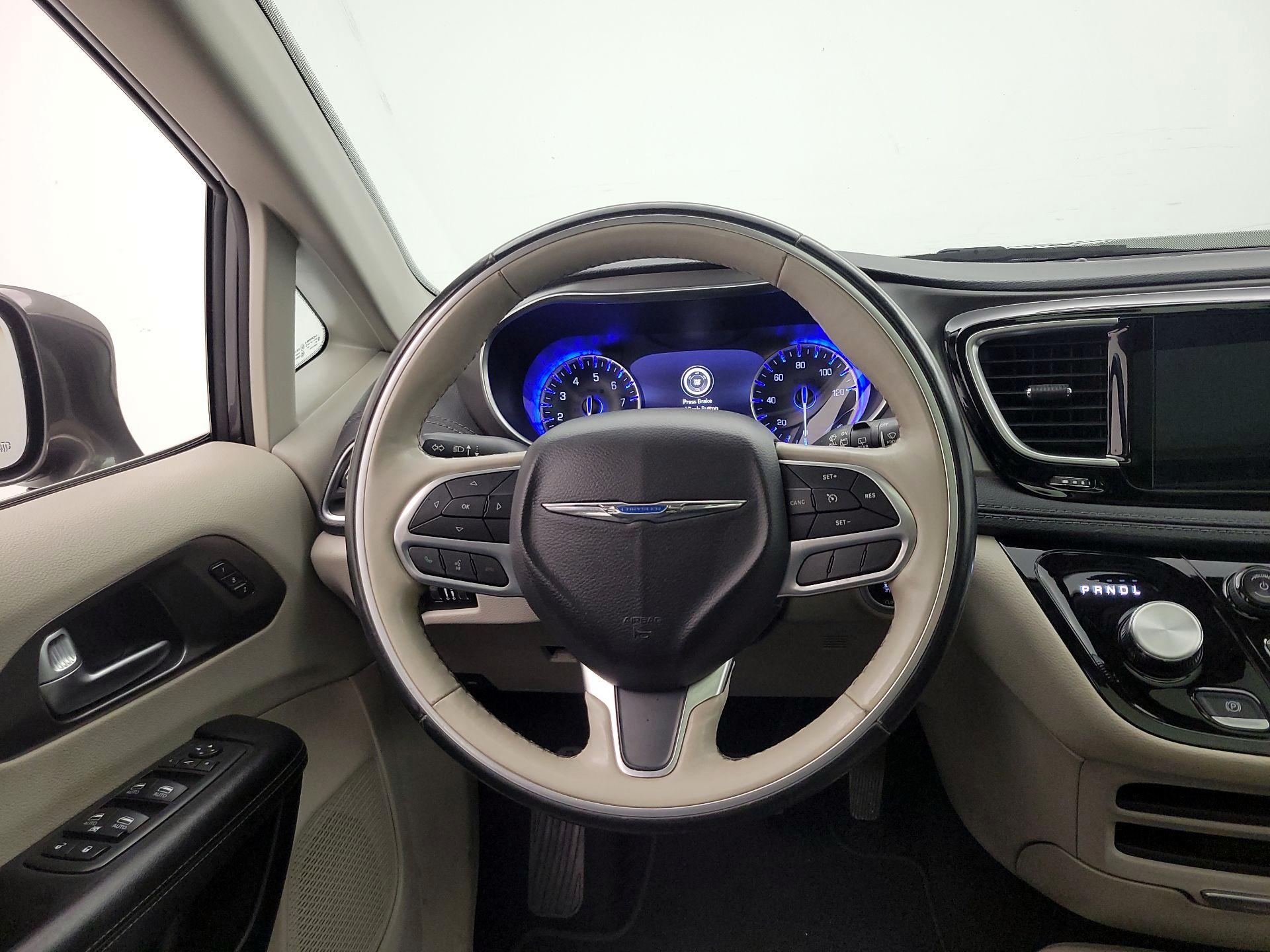 Thumbnail: 2019 Chrysler Pacifica - 10