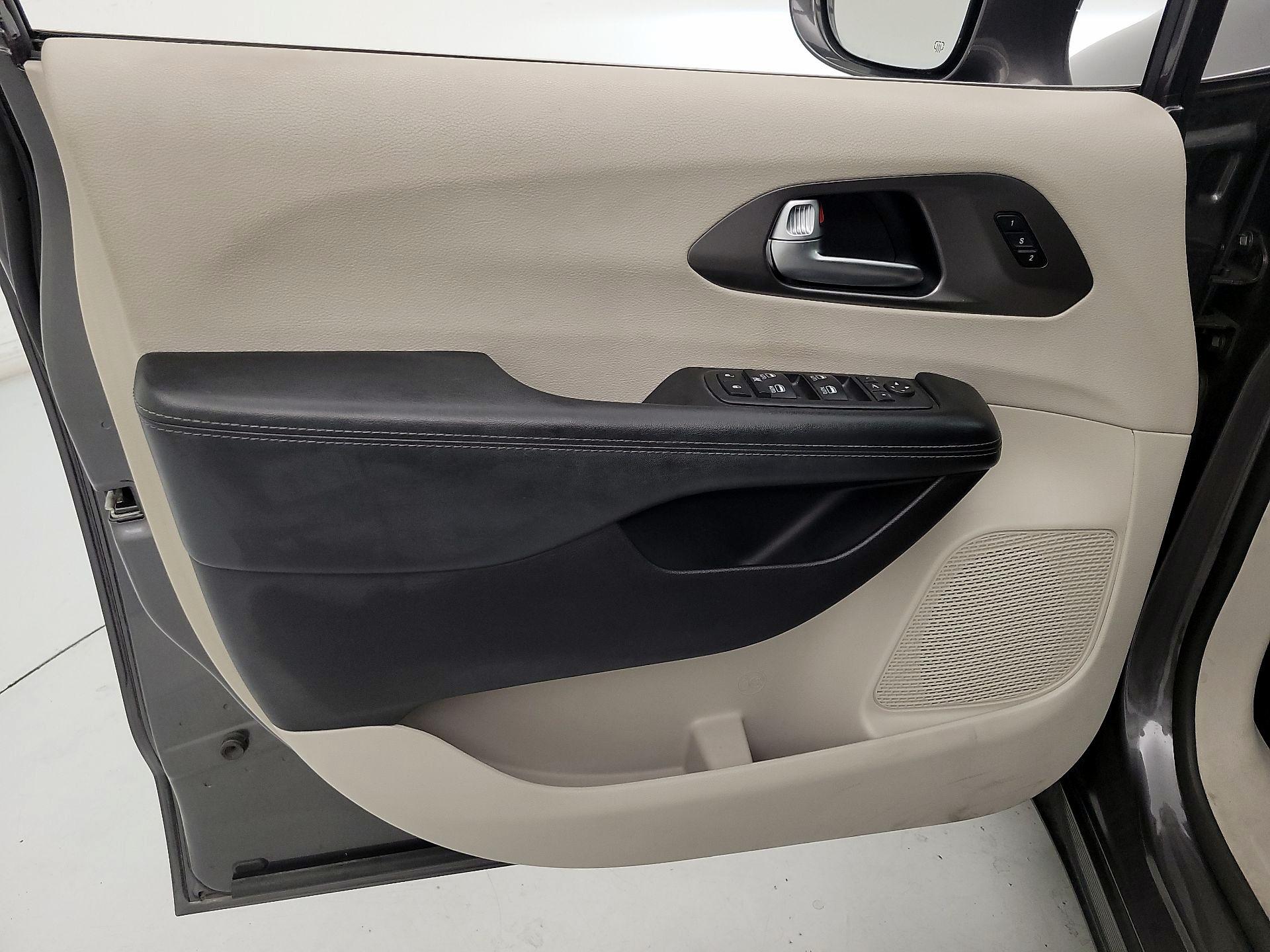 Thumbnail: 2019 Chrysler Pacifica - 12