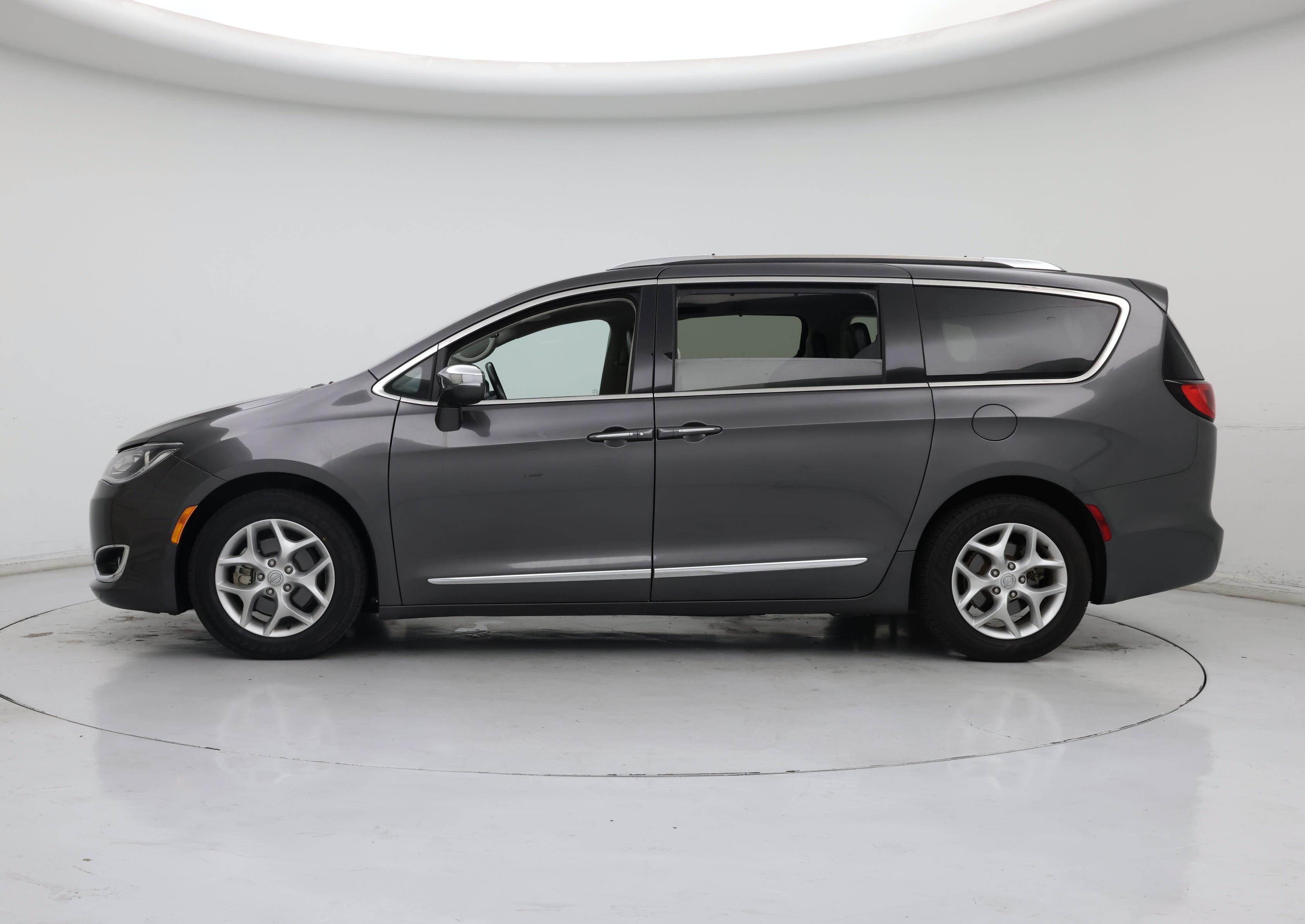 Thumbnail: 2019 Chrysler Pacifica - 3