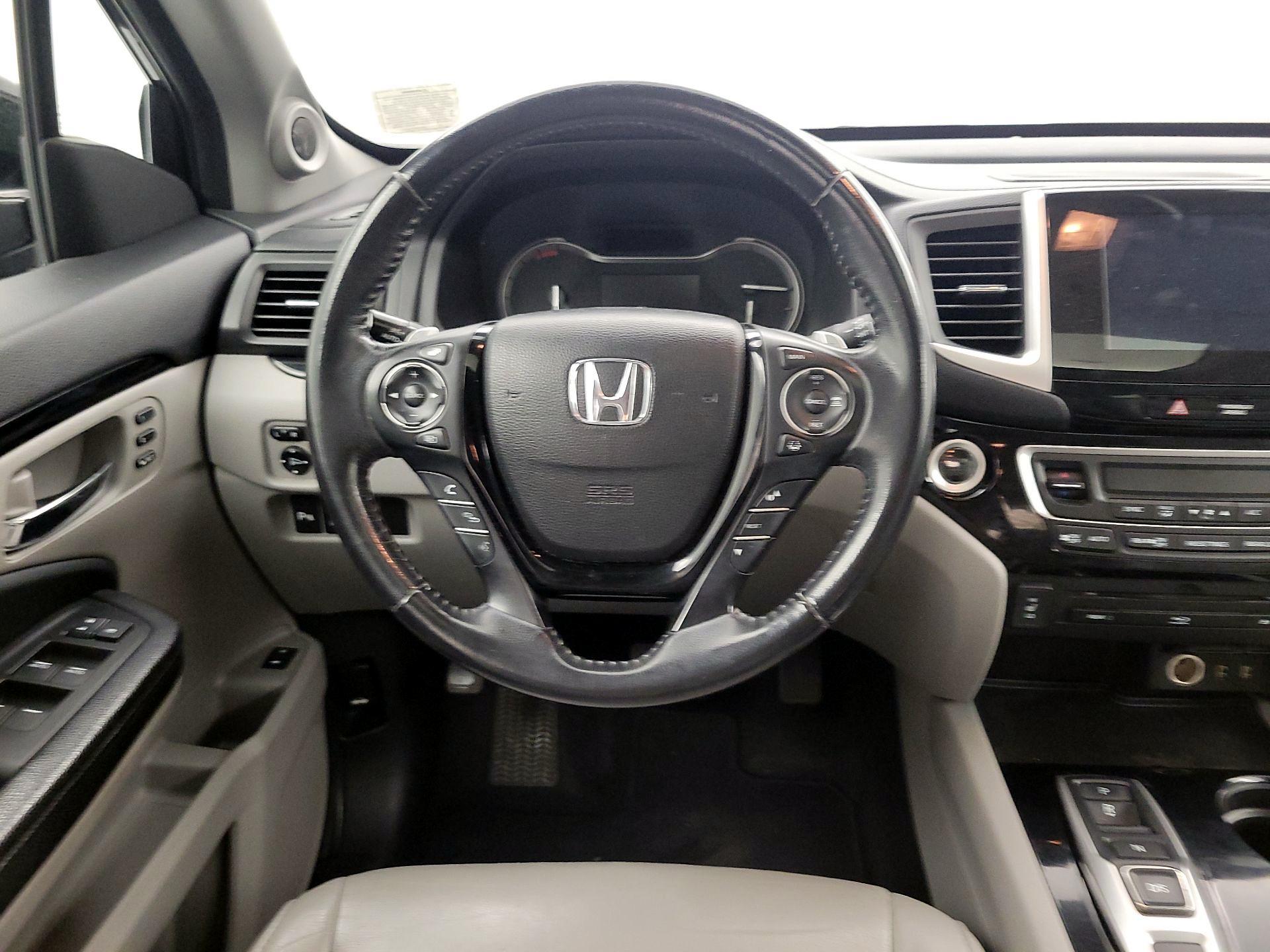 Thumbnail: 2017 Honda Pilot - 10