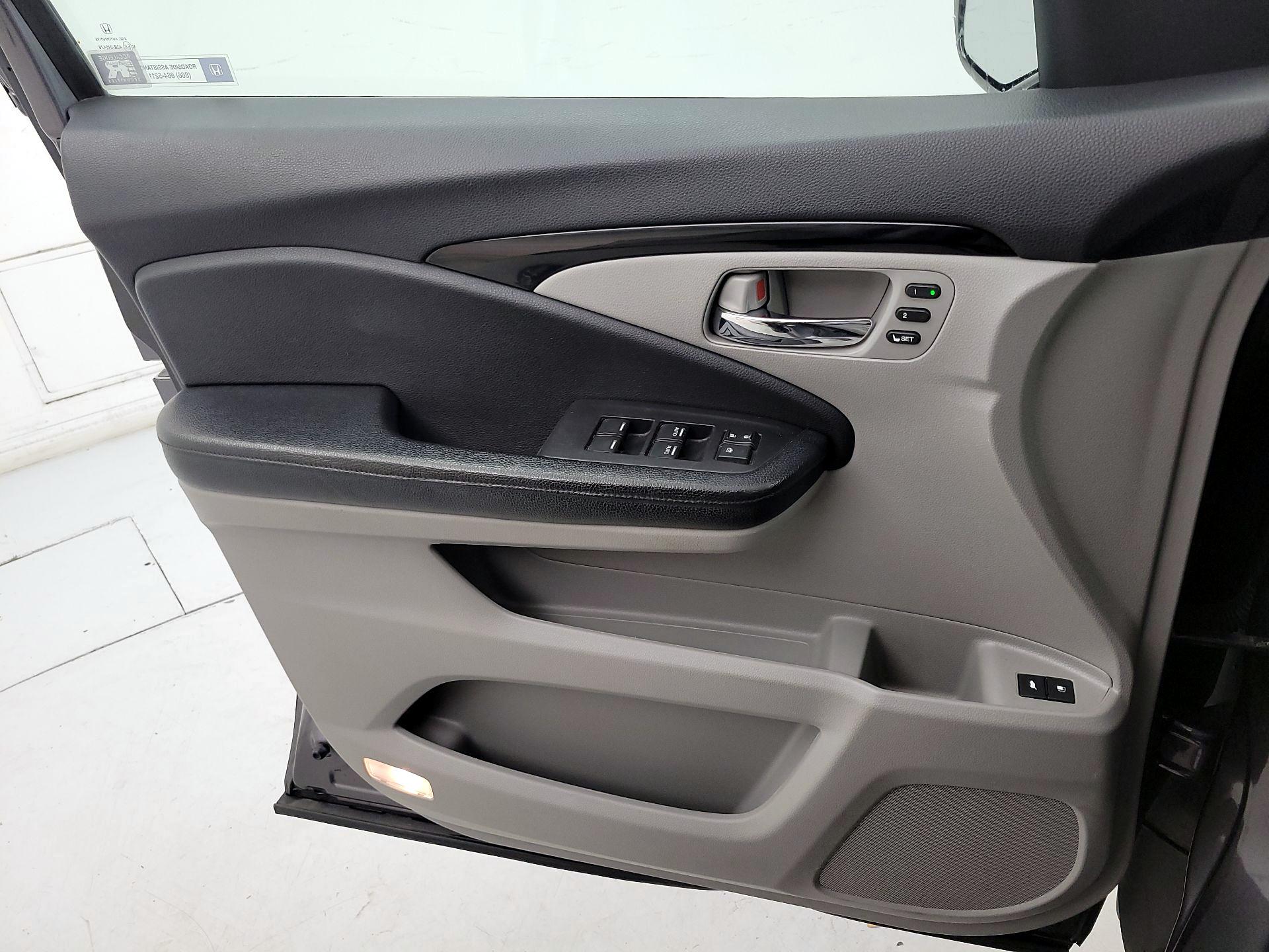 Thumbnail: 2017 Honda Pilot - 12