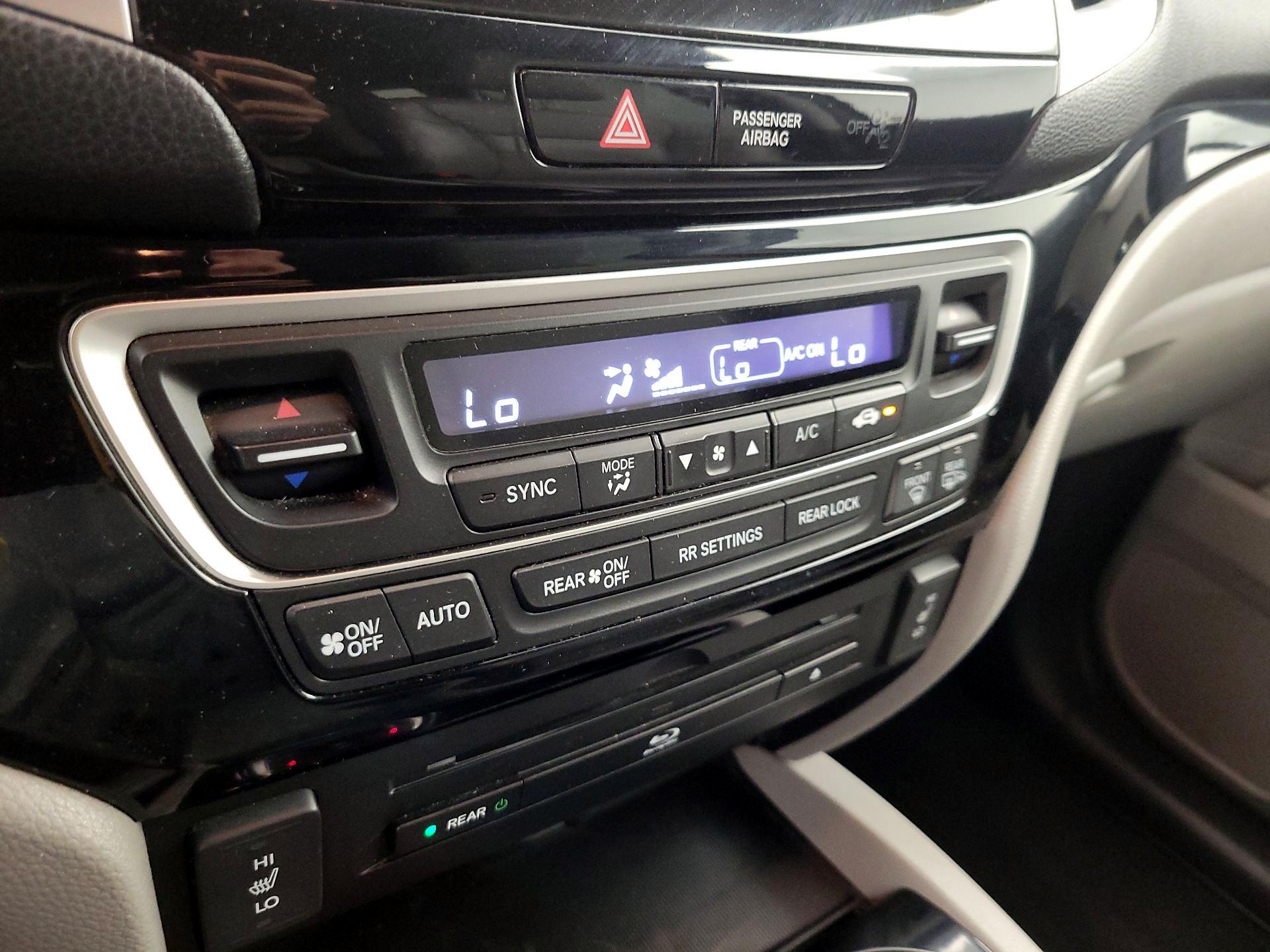 Thumbnail: 2017 Honda Pilot - 16