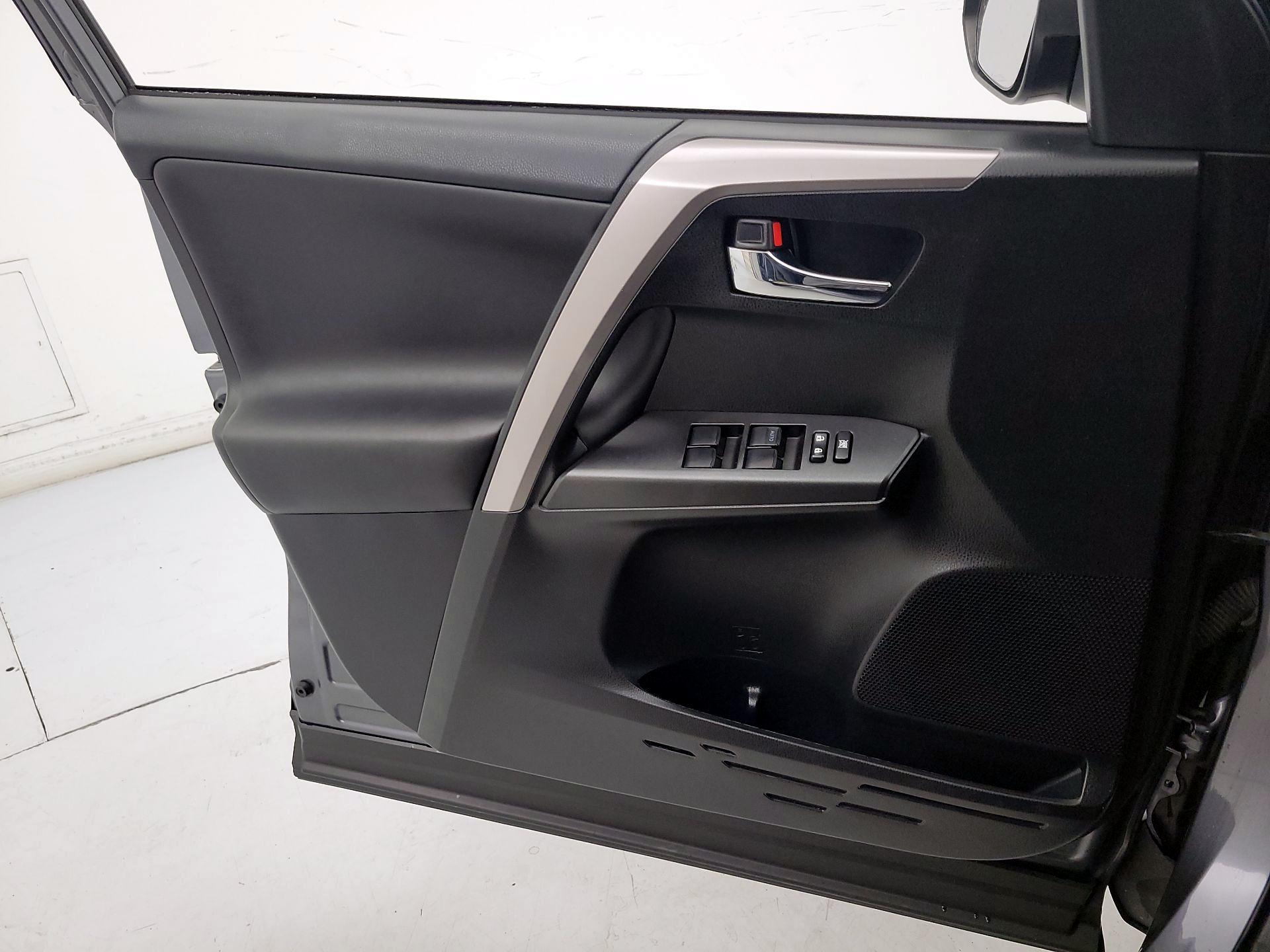 Thumbnail: 2016 Toyota RAV4 - 12