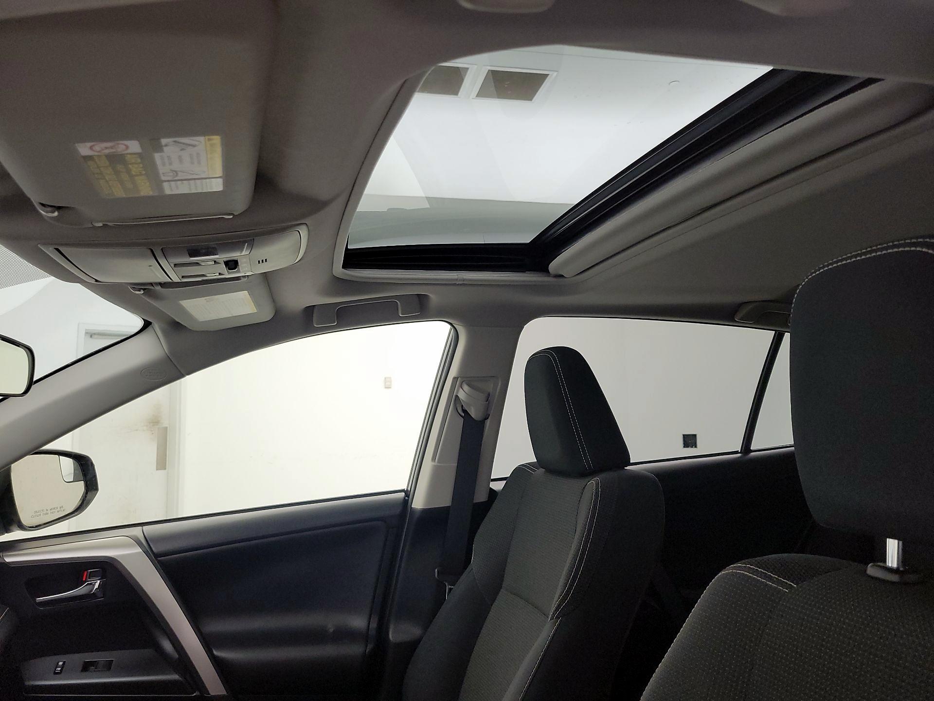 Thumbnail: 2016 Toyota RAV4 - 18