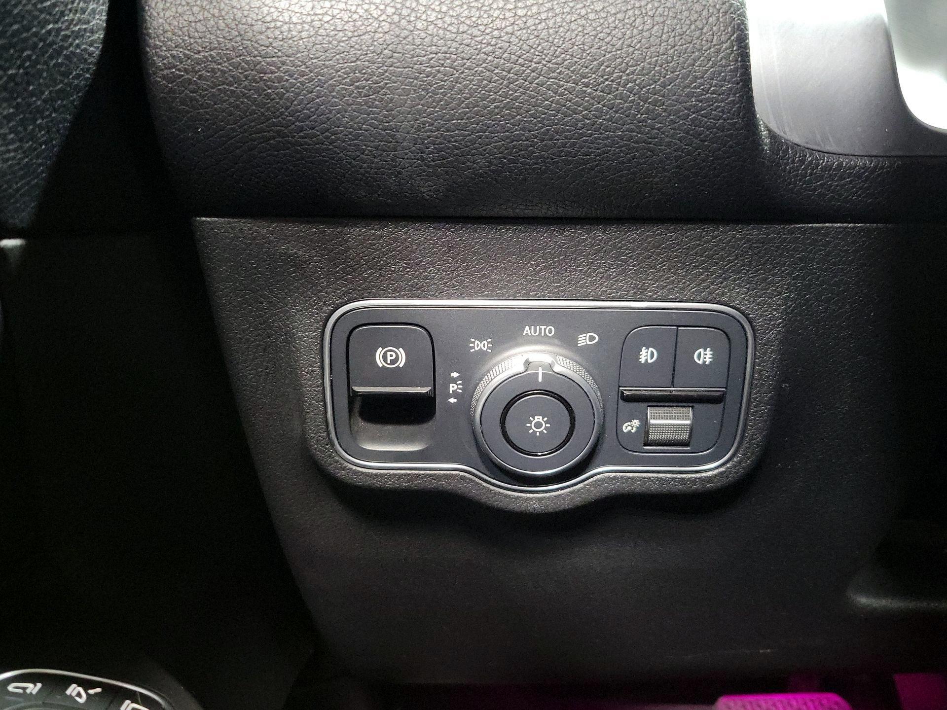 Thumbnail: 2022 Mercedes-Benz GLB - 13