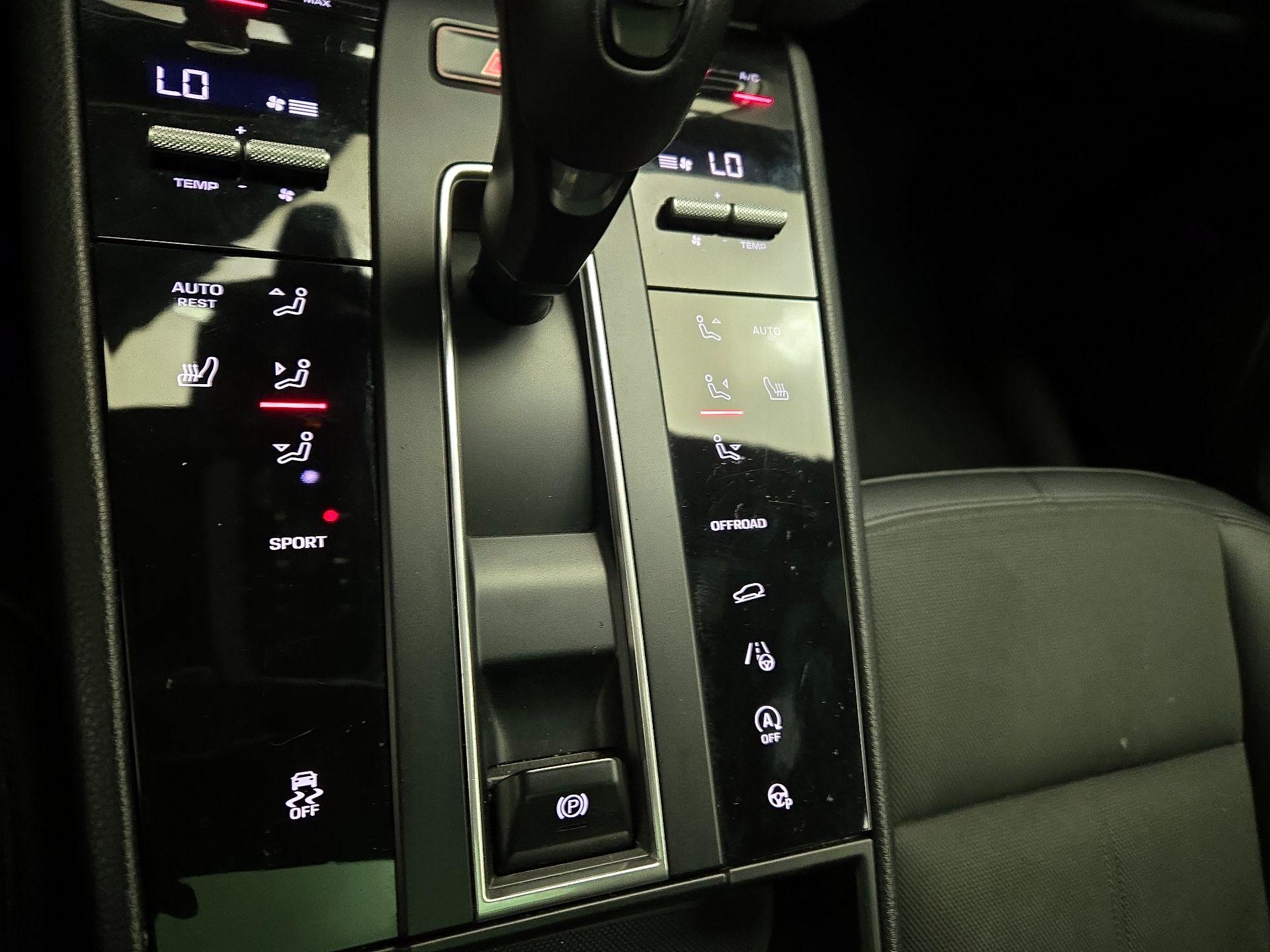 Thumbnail: 2022 Porsche Macan - 17