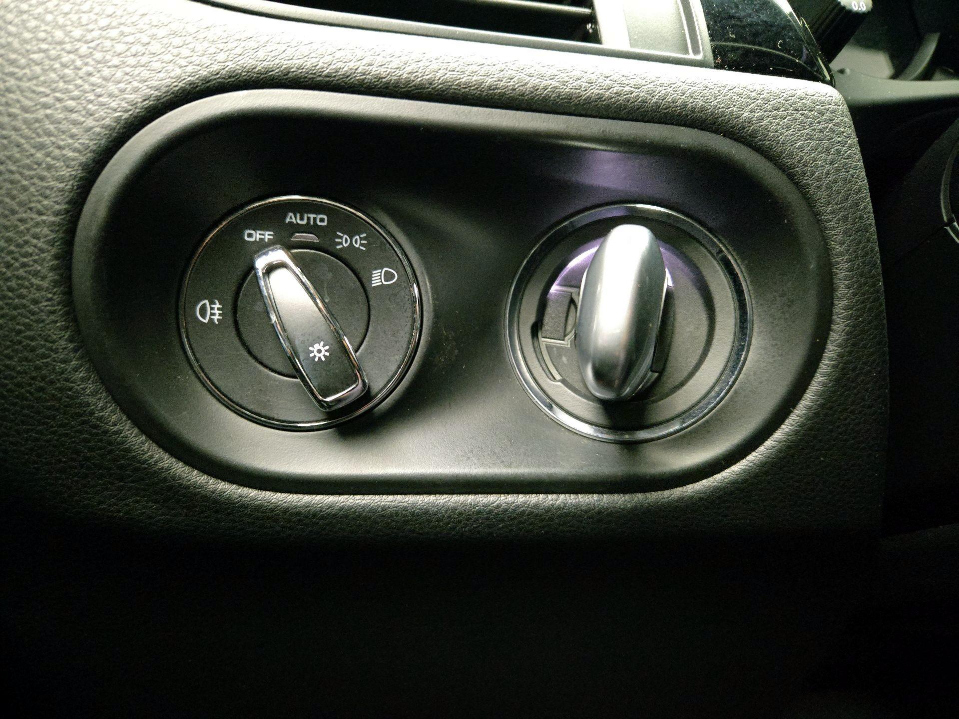 Thumbnail: 2023 Porsche Macan - 13