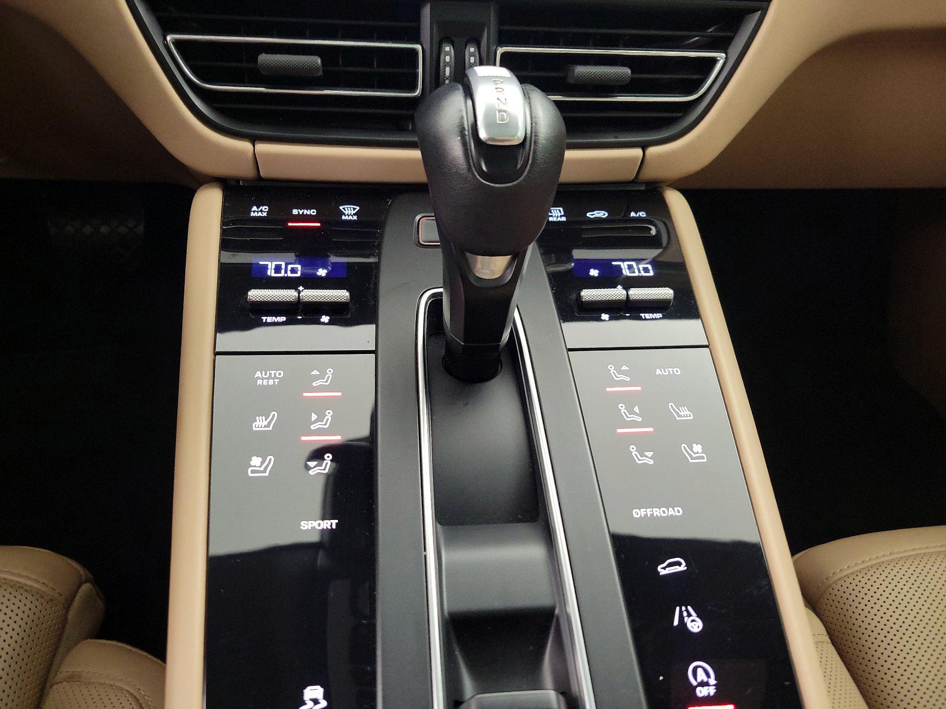 Thumbnail: 2022 Porsche Macan - 16