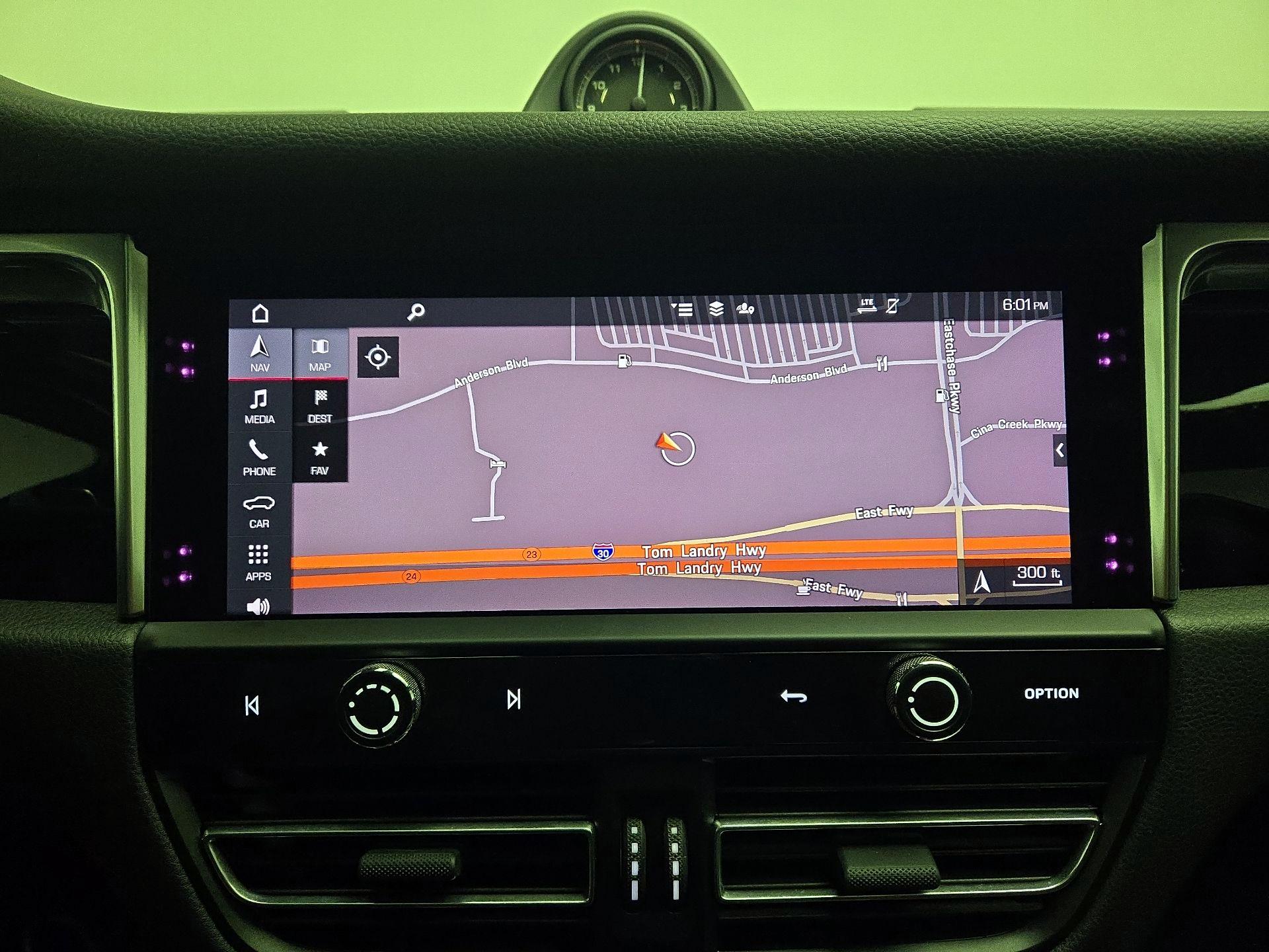 Thumbnail: 2023 Porsche Macan - 14