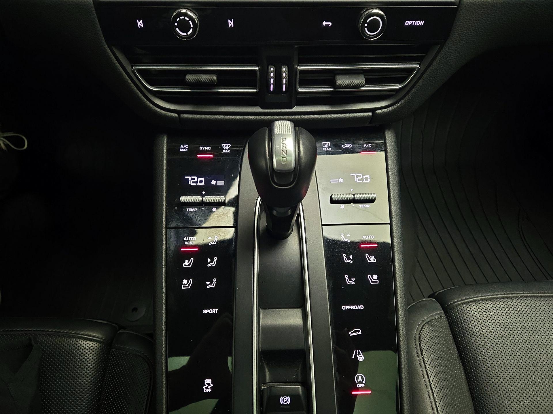 Thumbnail: 2023 Porsche Macan - 17