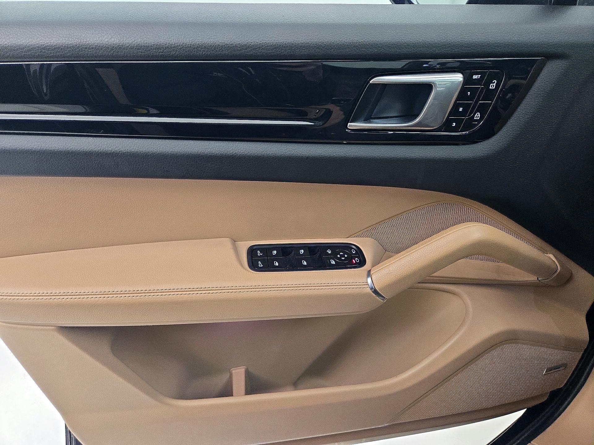 Thumbnail: 2021 Porsche Cayenne - 12