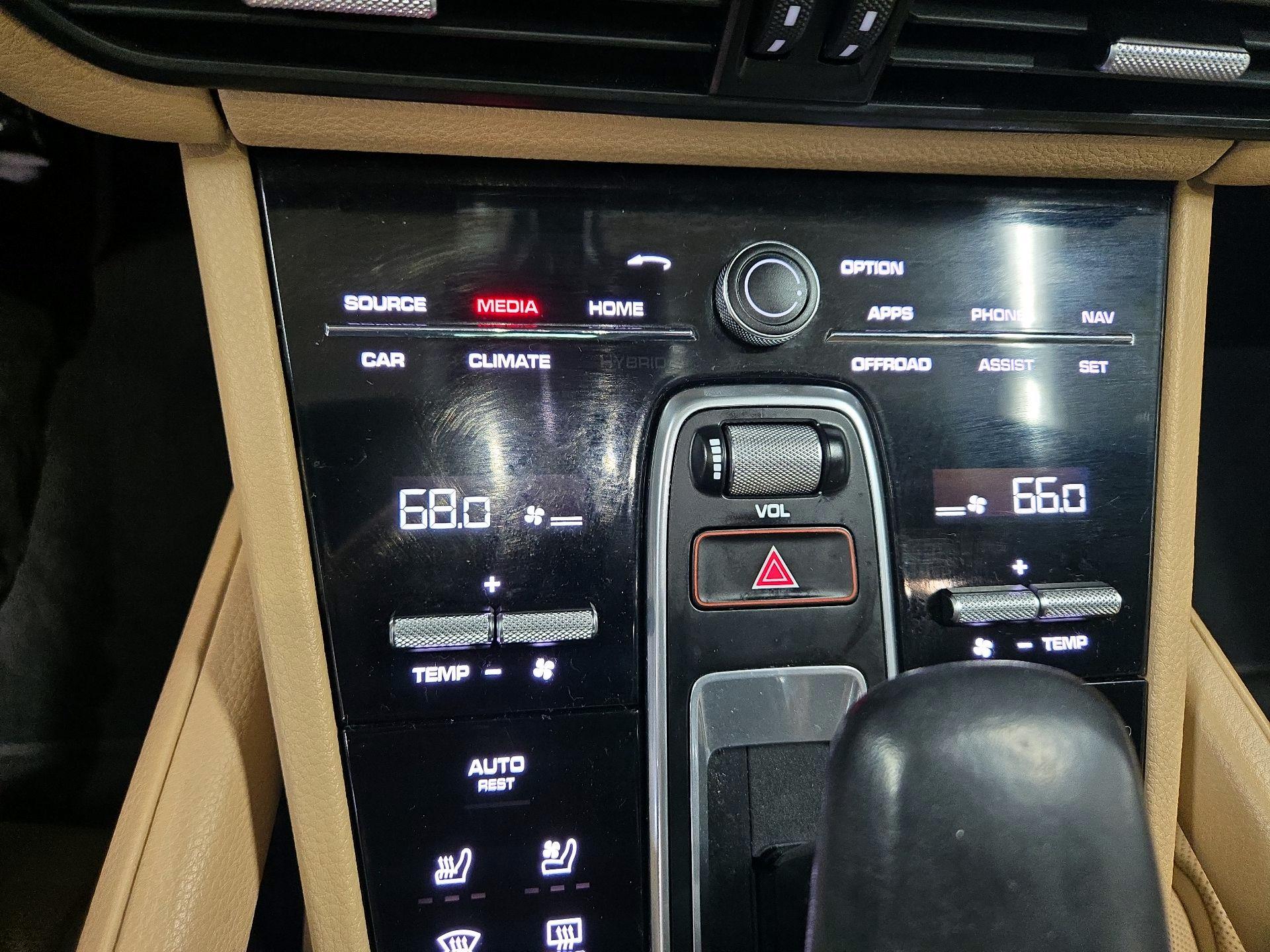 Thumbnail: 2021 Porsche Cayenne - 17