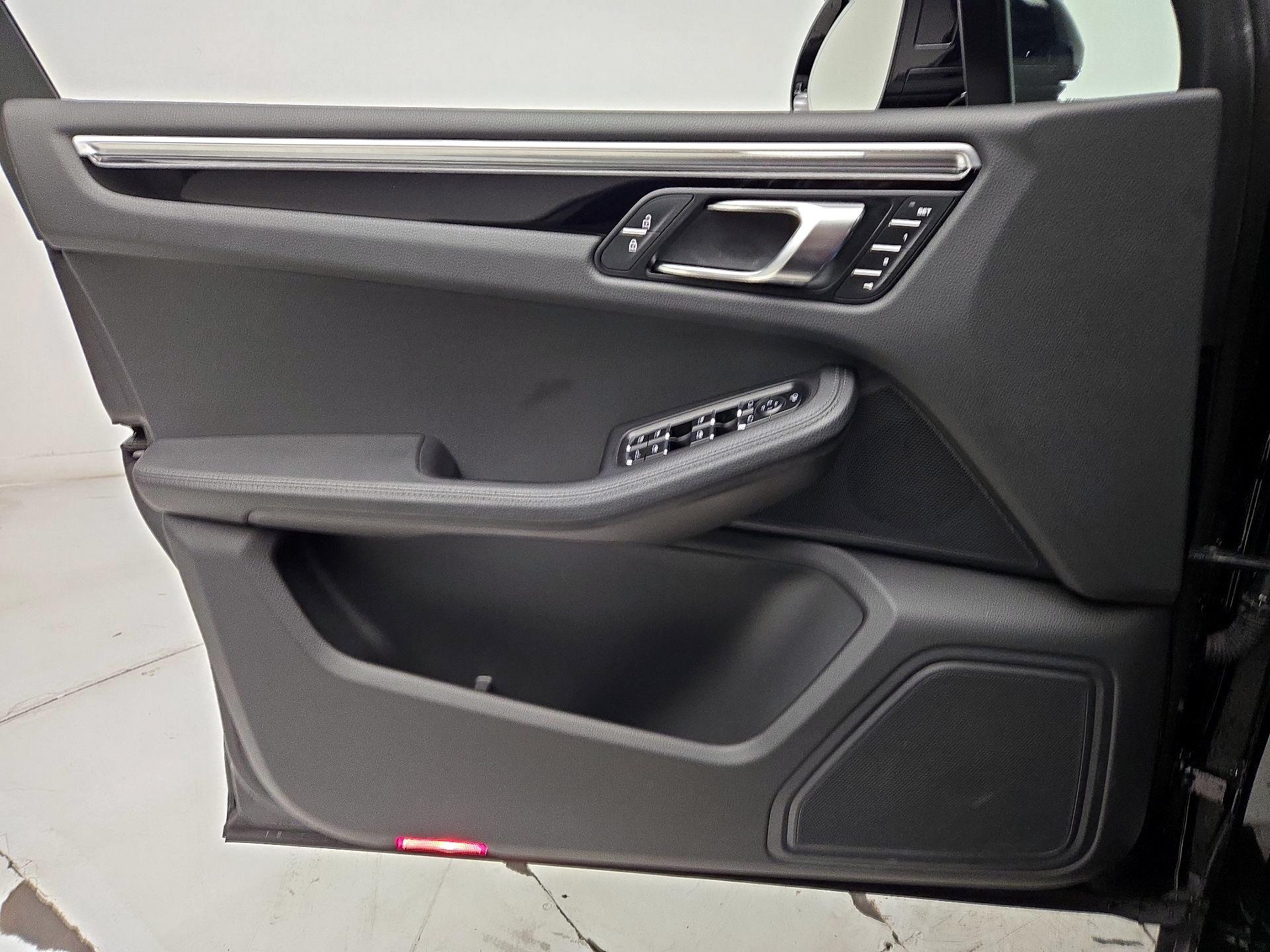 Thumbnail: 2023 Porsche Macan - 12