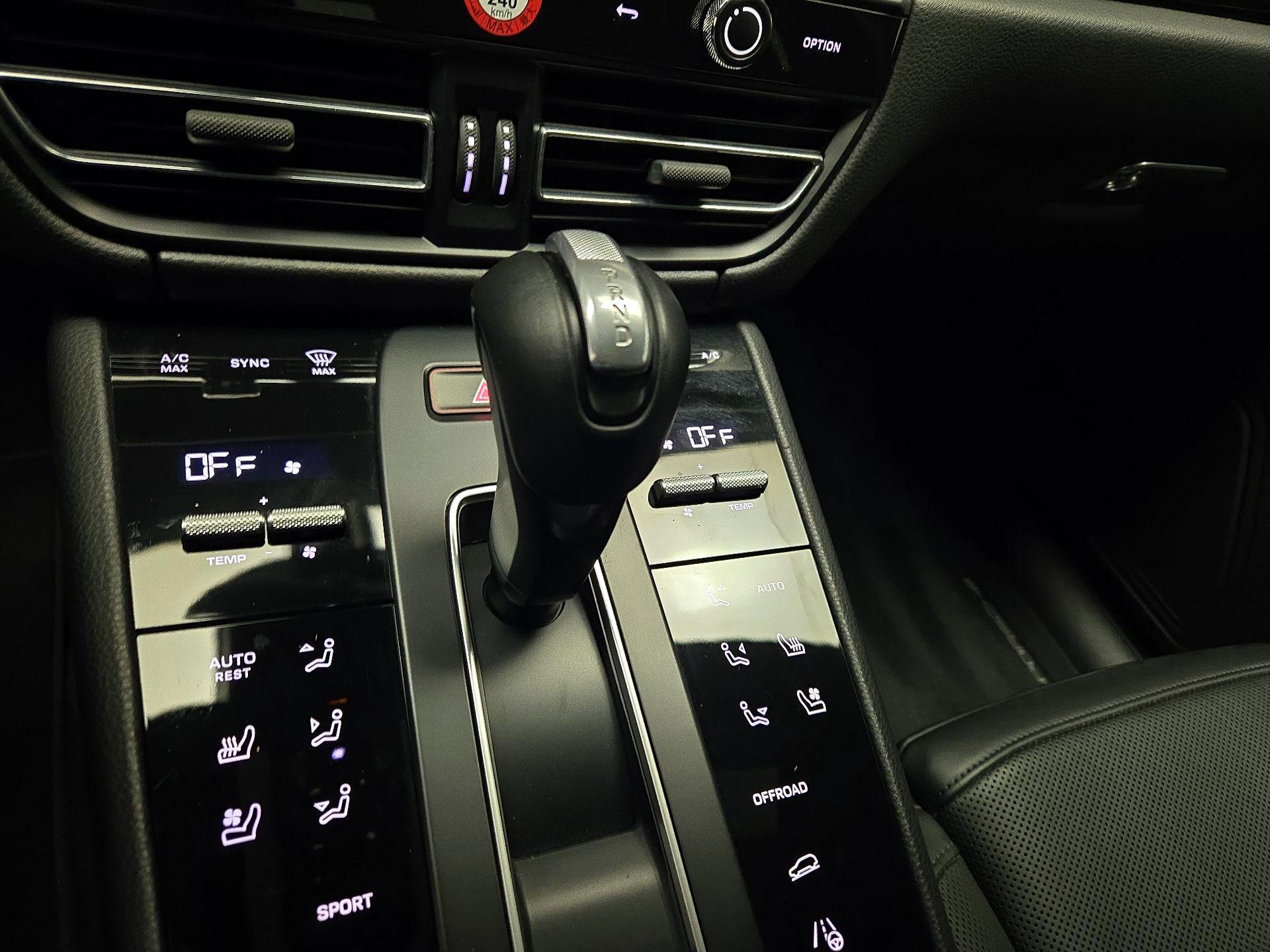 Thumbnail: 2023 Porsche Macan - 17