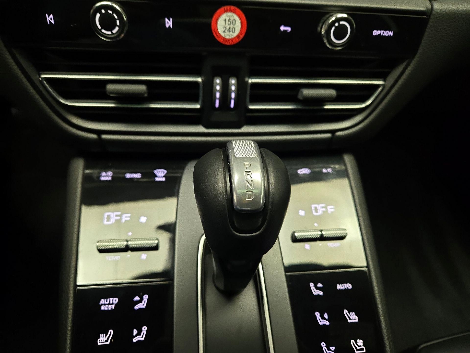 Thumbnail: 2023 Porsche Macan - 18