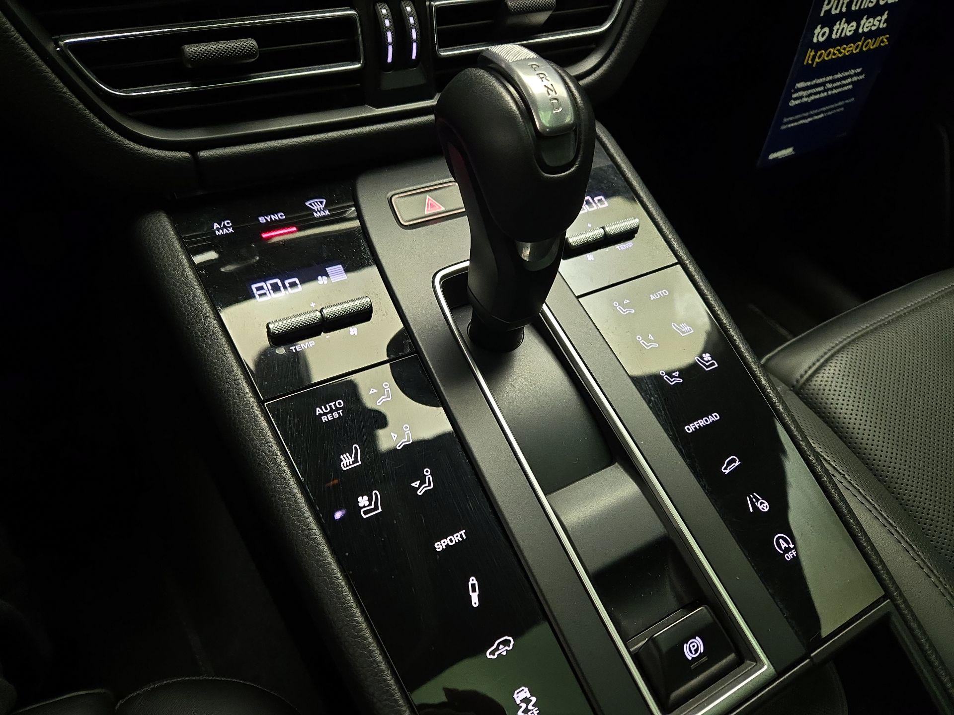 Thumbnail: 2022 Porsche Macan - 18