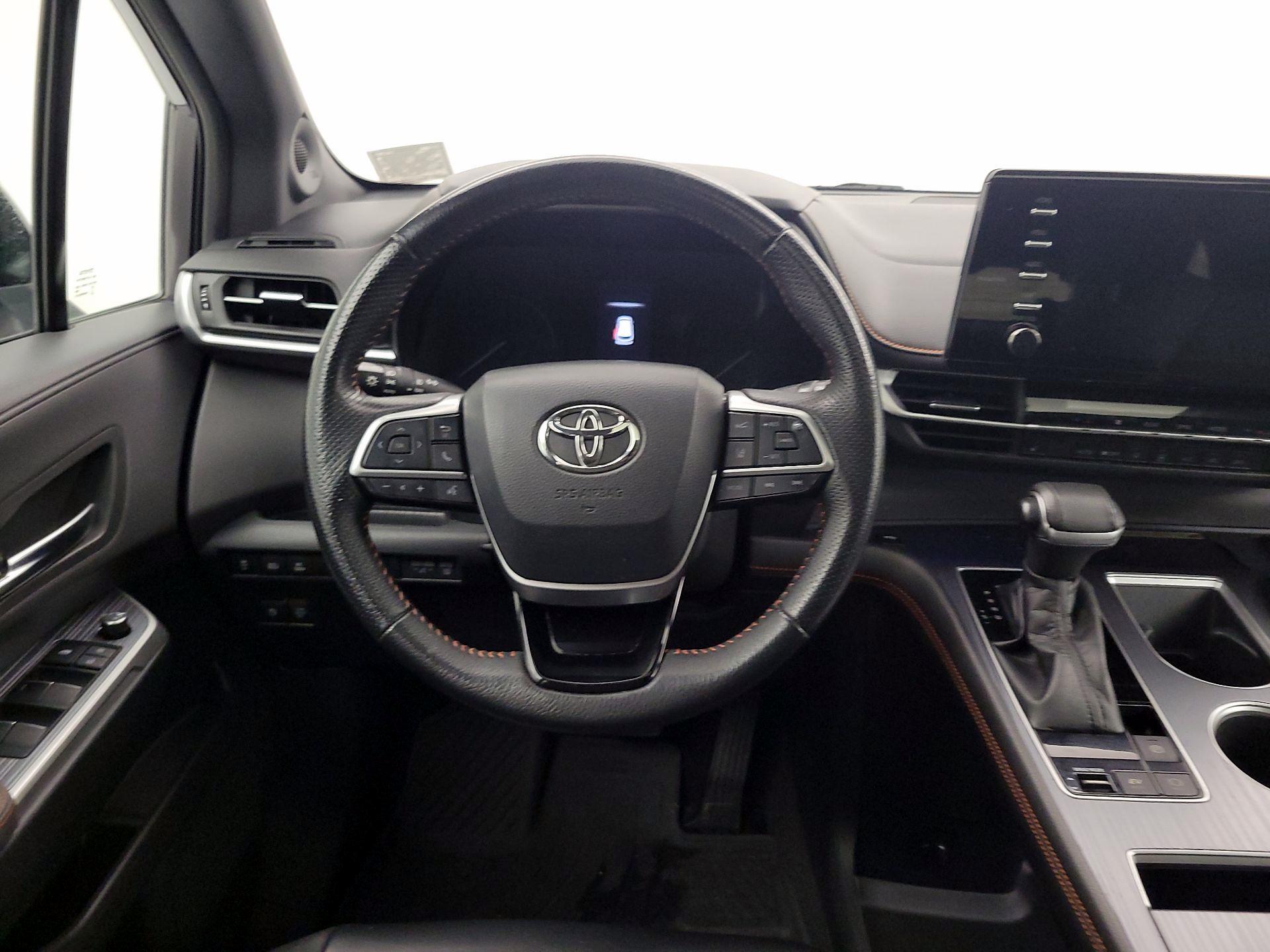 Thumbnail: 2022 Toyota Sienna - 10