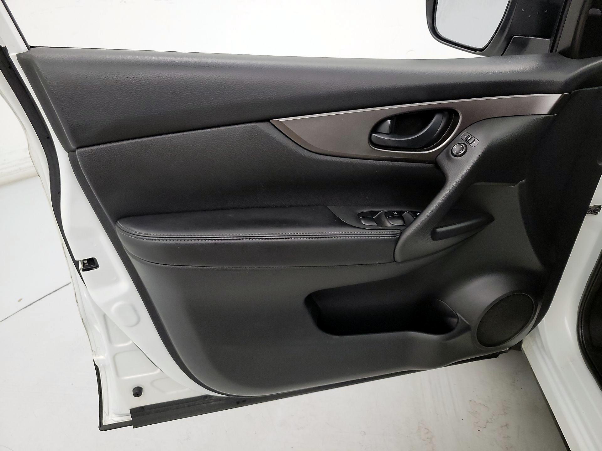 Thumbnail: 2018 Nissan Rogue Sport - 12