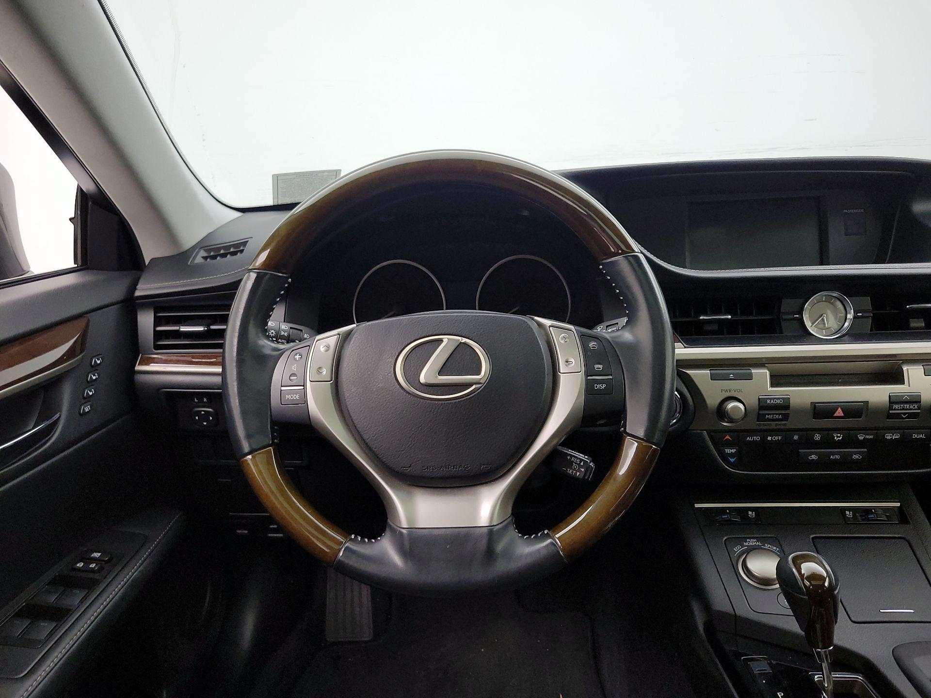 Thumbnail: 2014 Lexus ES - 10