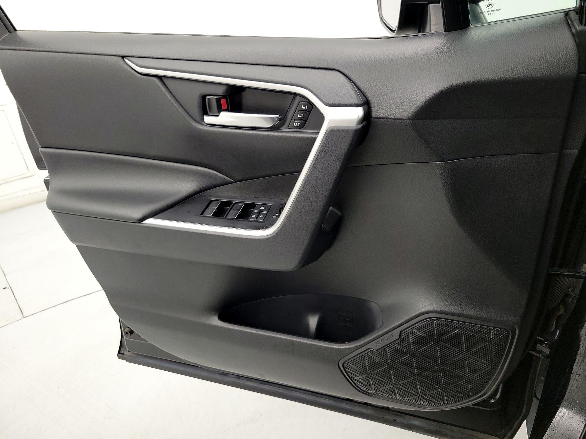 Thumbnail: 2022 Toyota RAV4 - 12