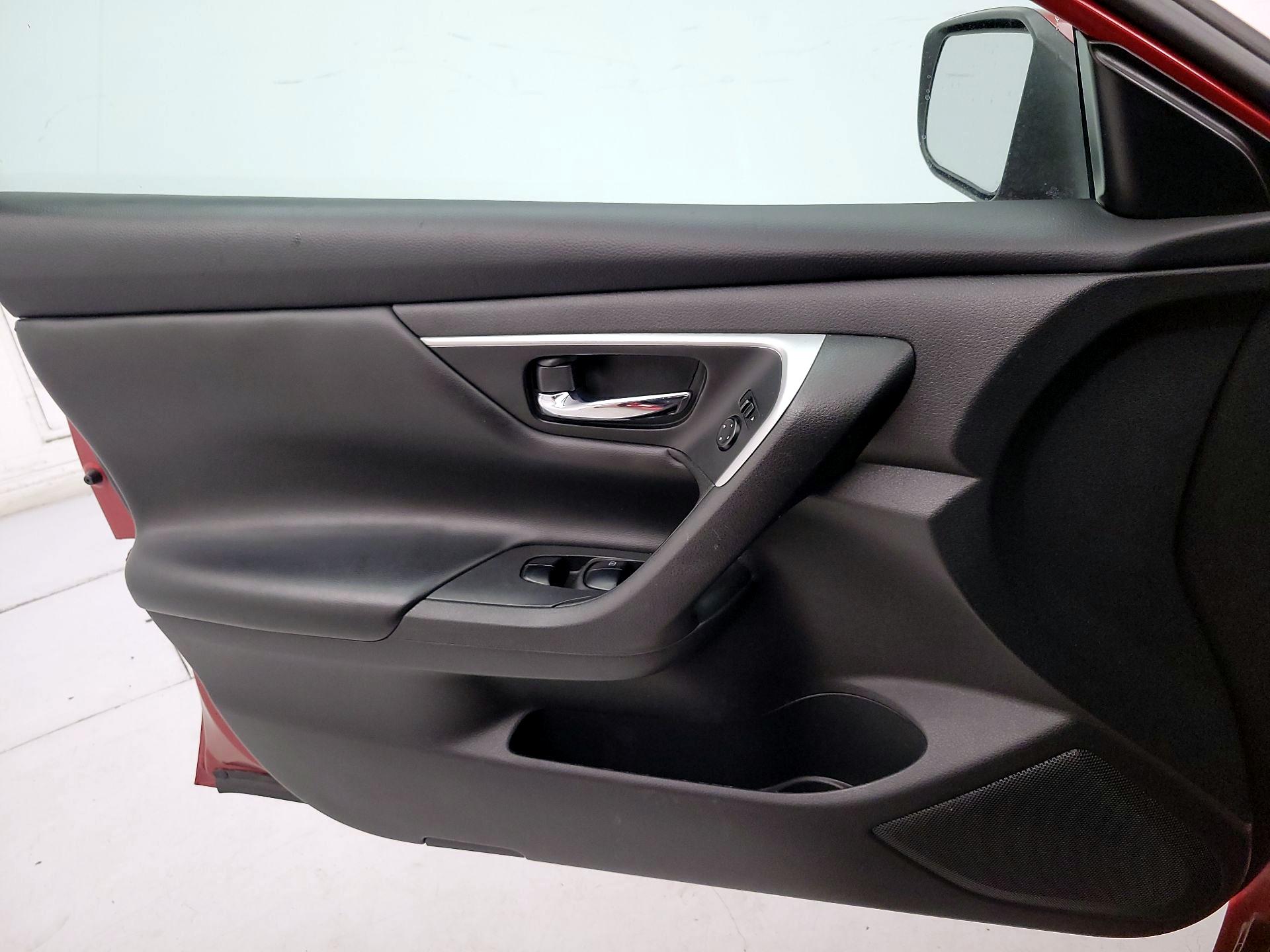 Thumbnail: 2016 Nissan Altima - 12