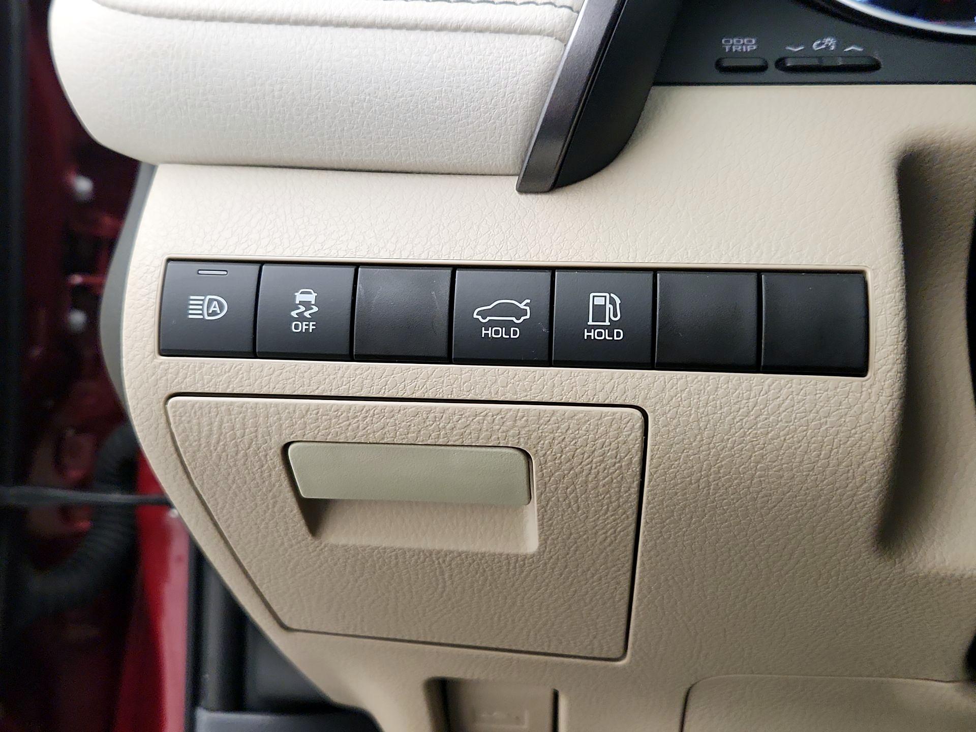 Thumbnail: 2022 Toyota Camry - 13