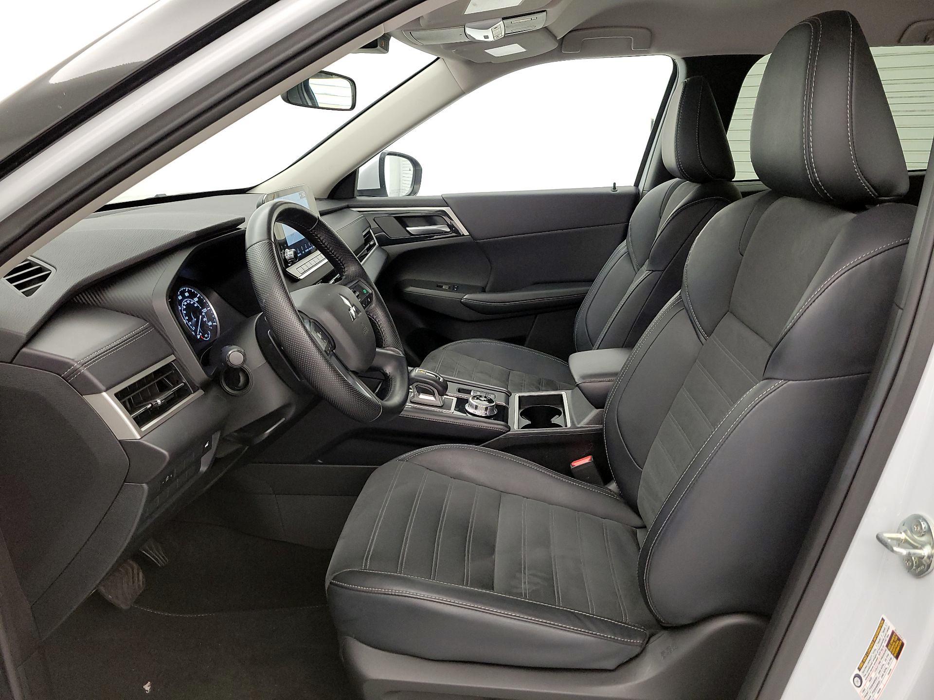 Thumbnail: 2024 Mitsubishi Outlander - 11