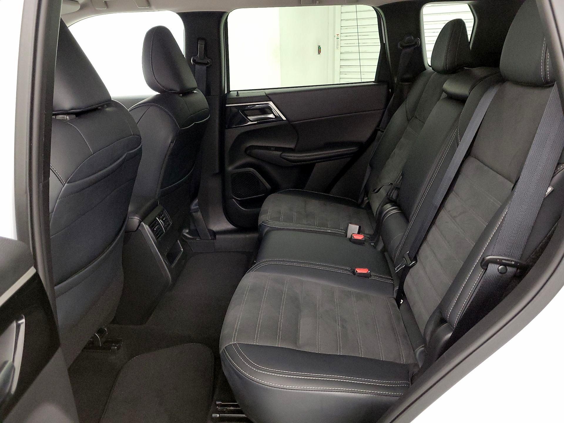 Thumbnail: 2024 Mitsubishi Outlander - 19